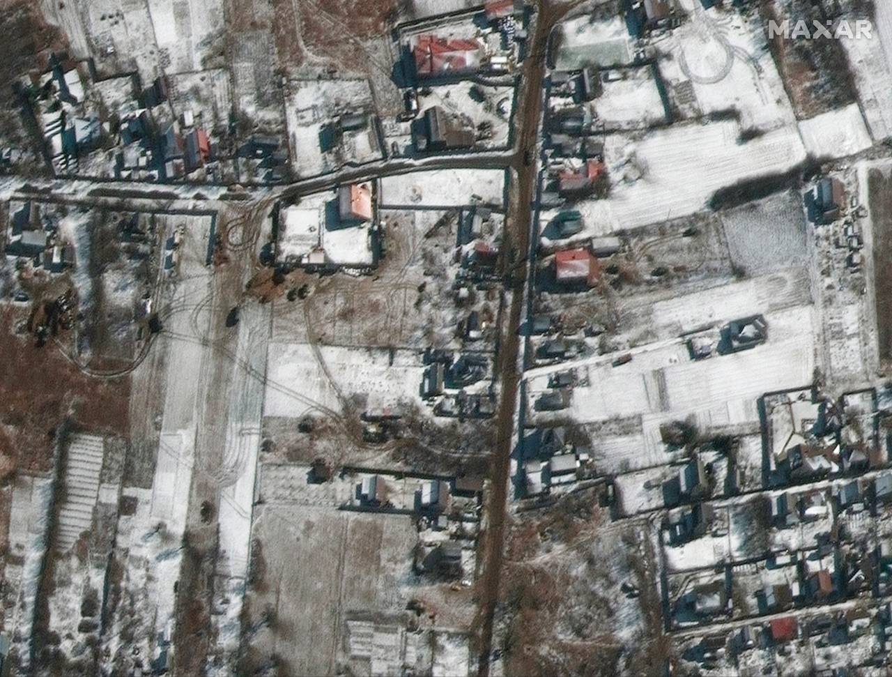 Russiske militærkjøretøy står i Ozera nordøst for Antonov-flyplassen utenfor Ukrainas hovedstad Kyiv, ifølge satellittbilder som ble tatt torsdag.