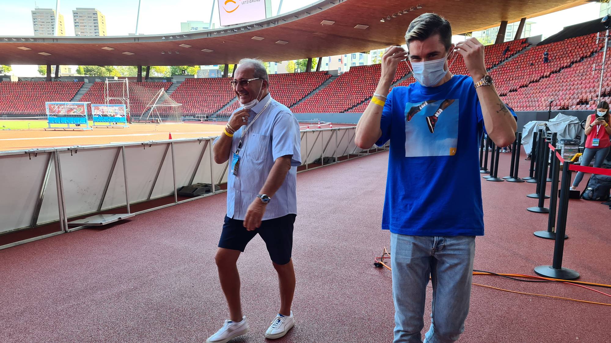 Jakob Ingebrigsen sammen med agent Daniel Wessfeldt inne på Letzigrund stadion i Zürich.