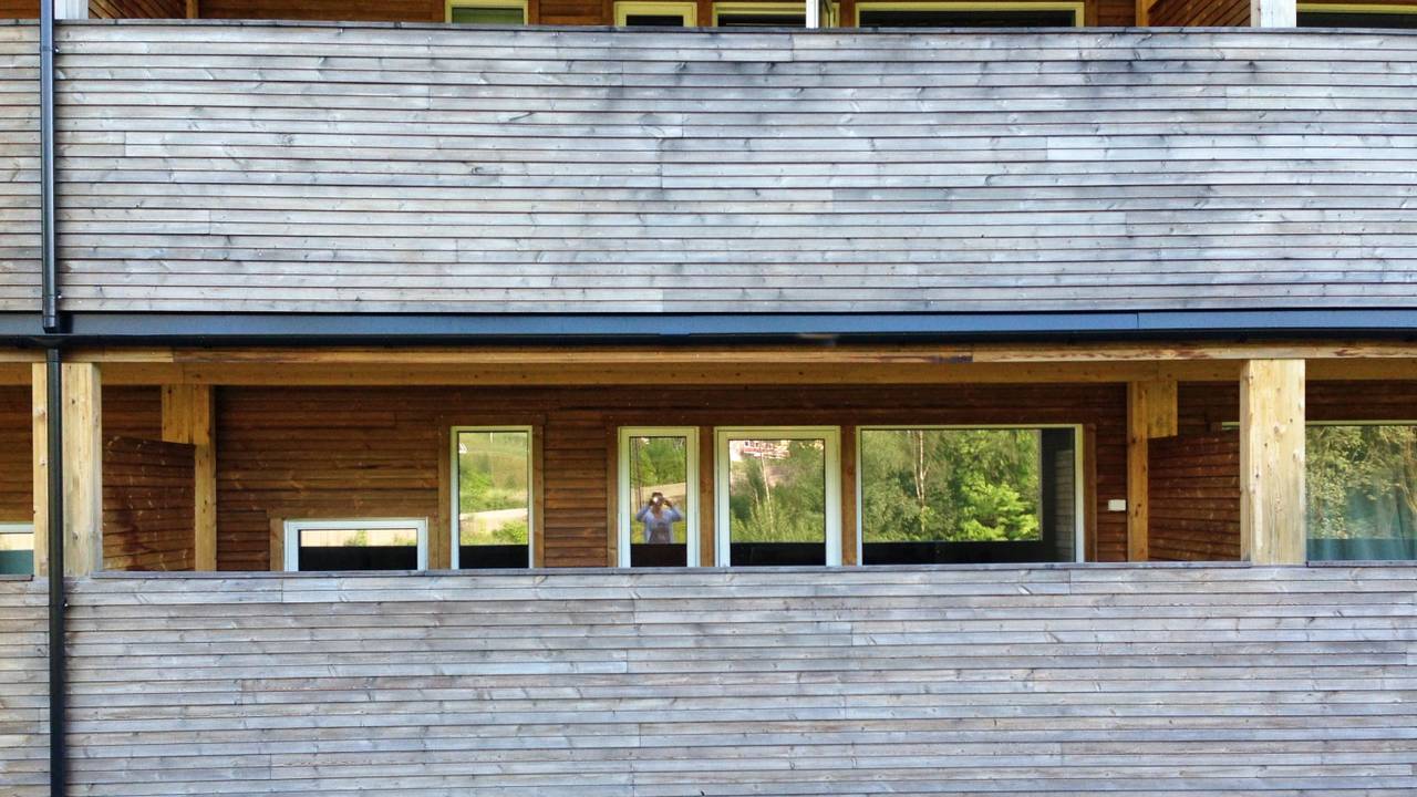 Blokken på Lone fotografert under befaring med Bergen kommune
