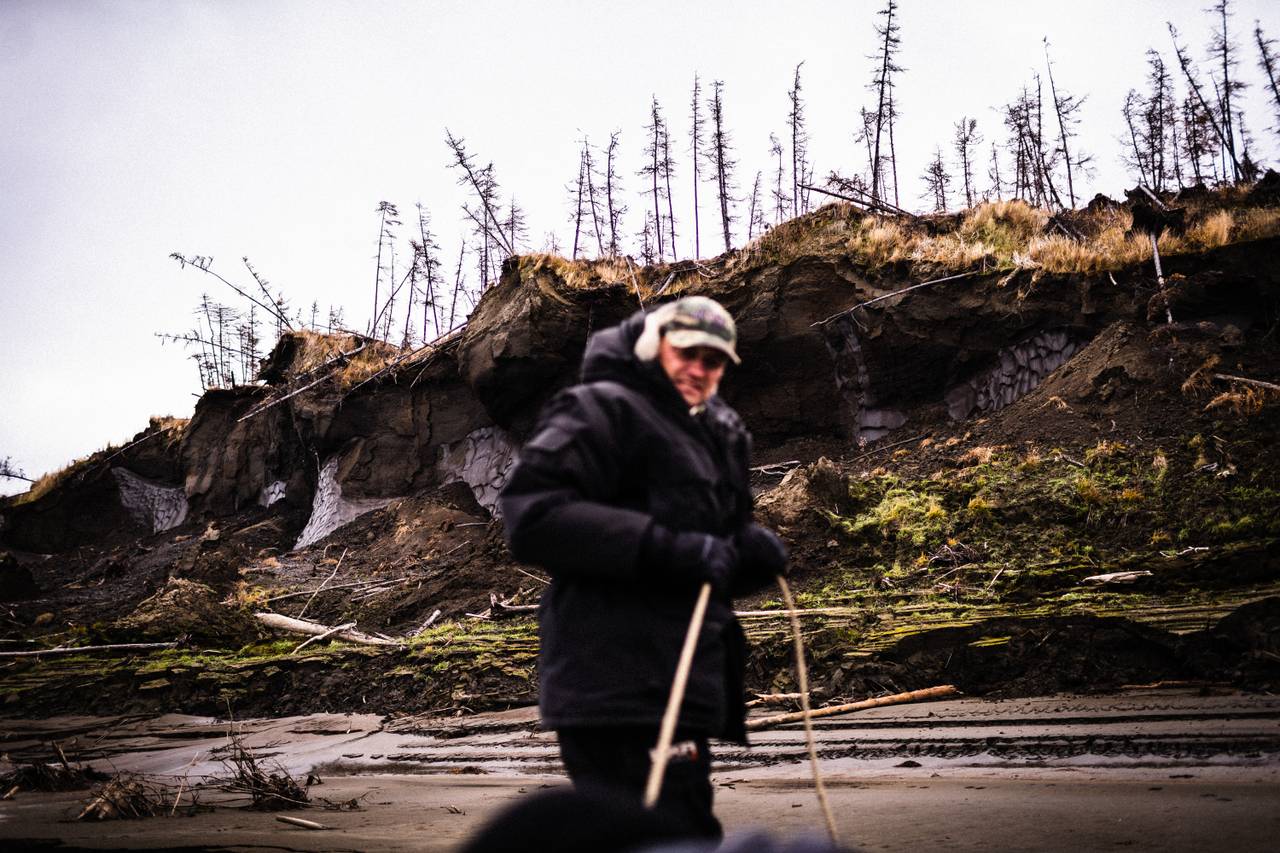 Nikita Zimov trekker en båt på land.