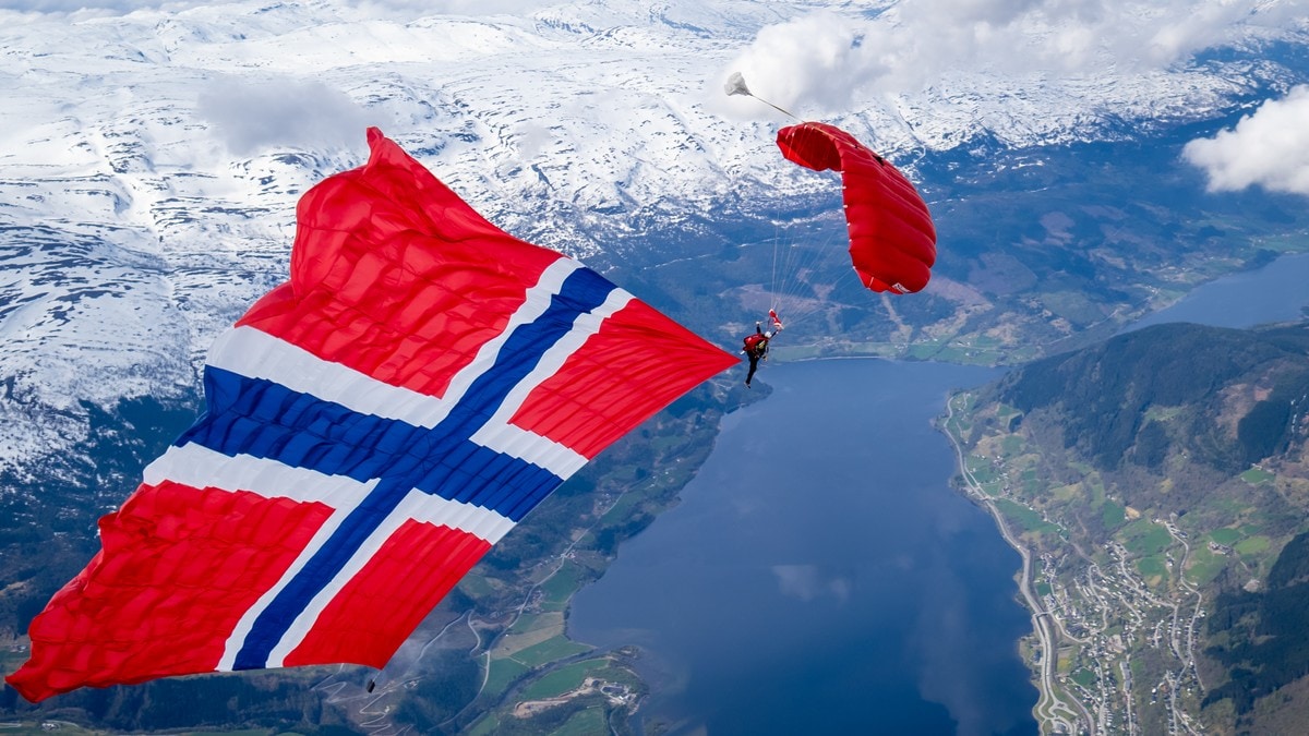 Konflikt trugar ekstremsportbygda Voss – fallskjermklubben er kasta ut frå flyplassen