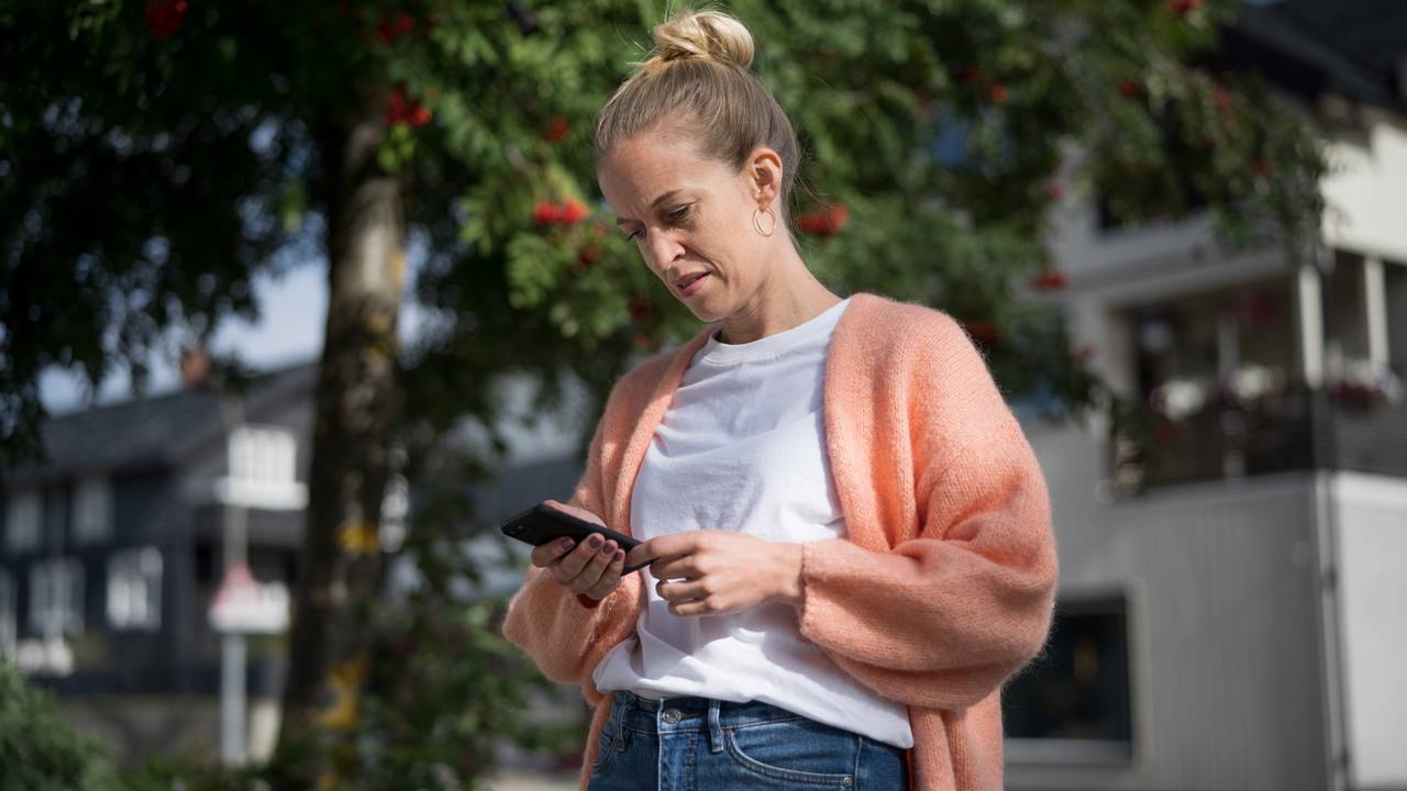 Tina Hauer Hansen sjekker mobilen
