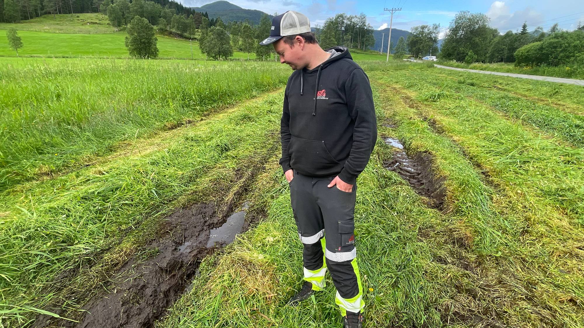 Bonde som ser på den våte marka 