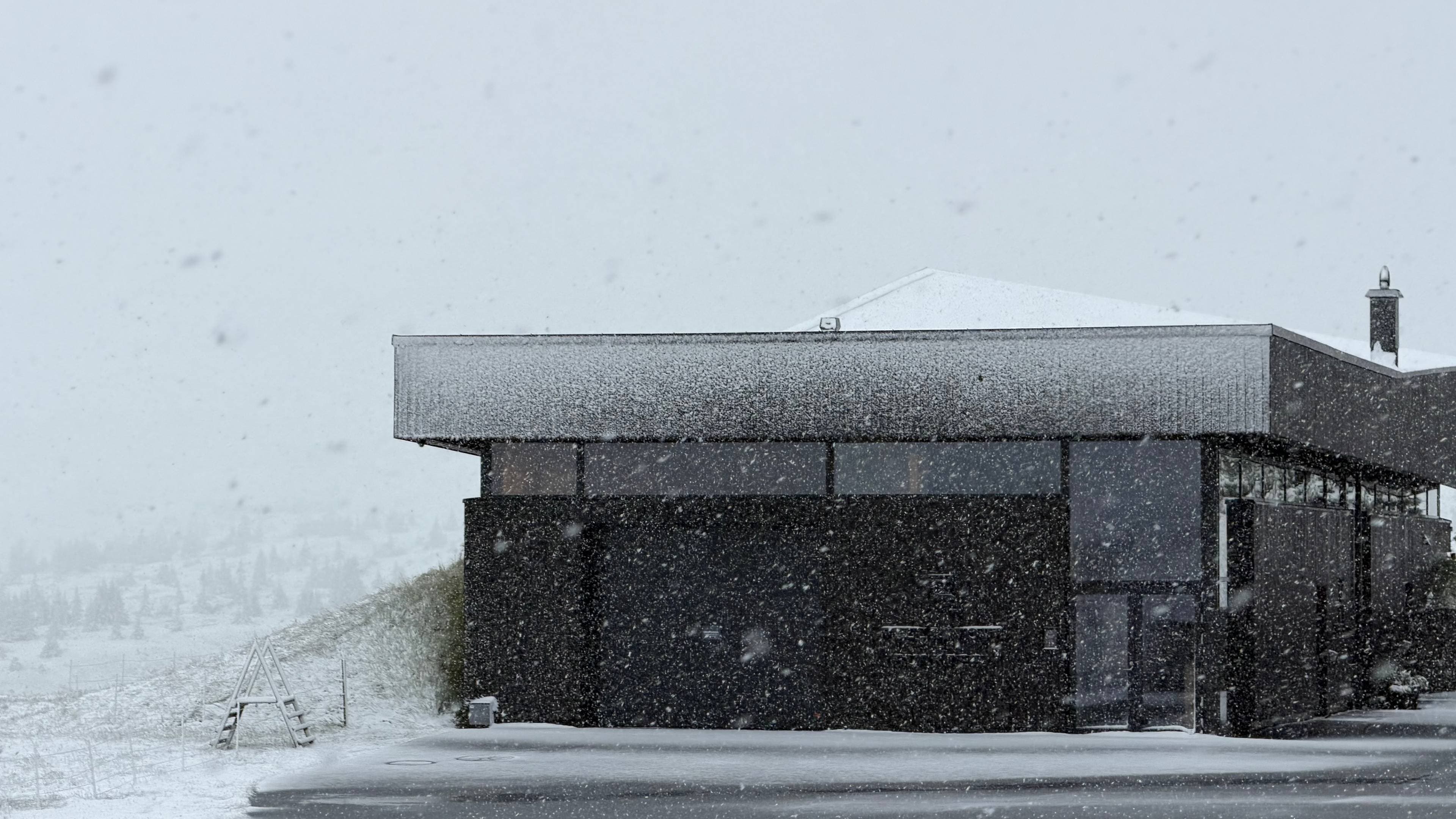 snø på et bygg