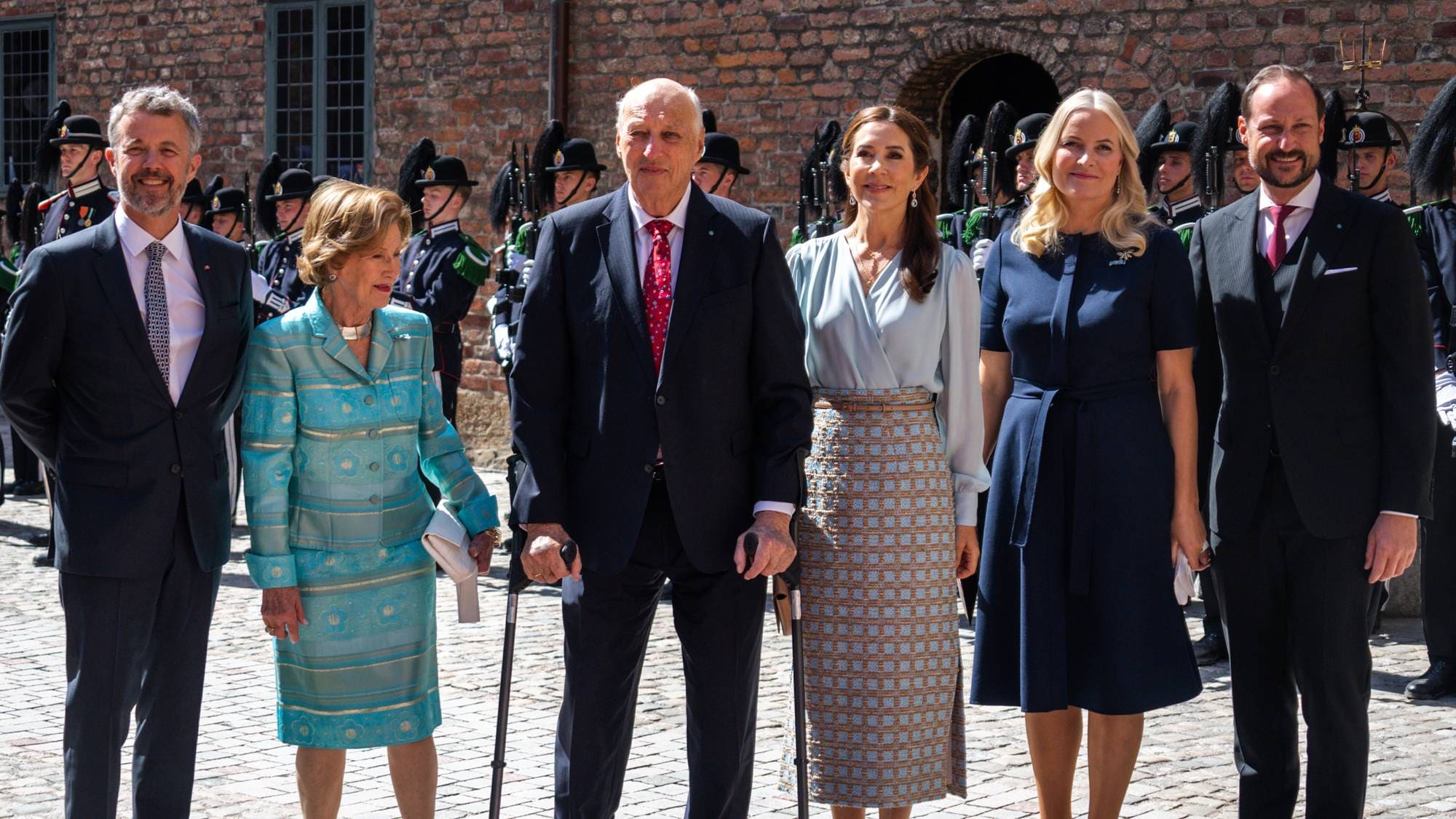 Den norske kongefamilien og statsminister Støre sammen med det danske kronprinsparet ved Akershus. 