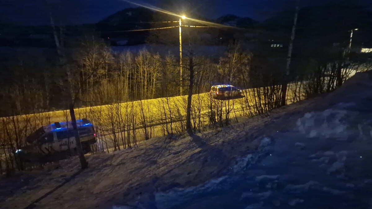 Sperrer av område etter funn av død person utendørs