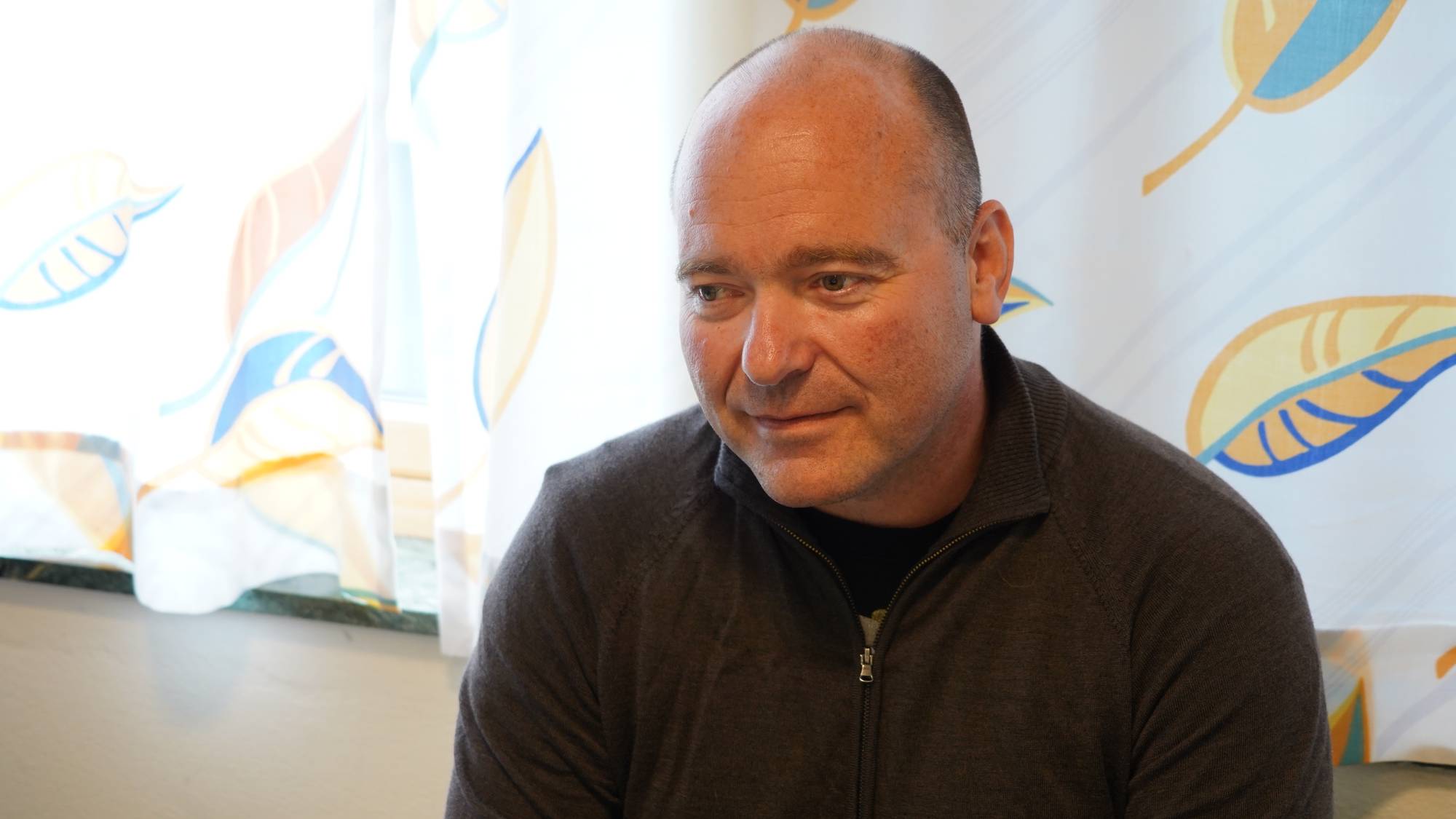 En mann med briller (Bildebeskrivelsen er laget av en KI-tjeneste)