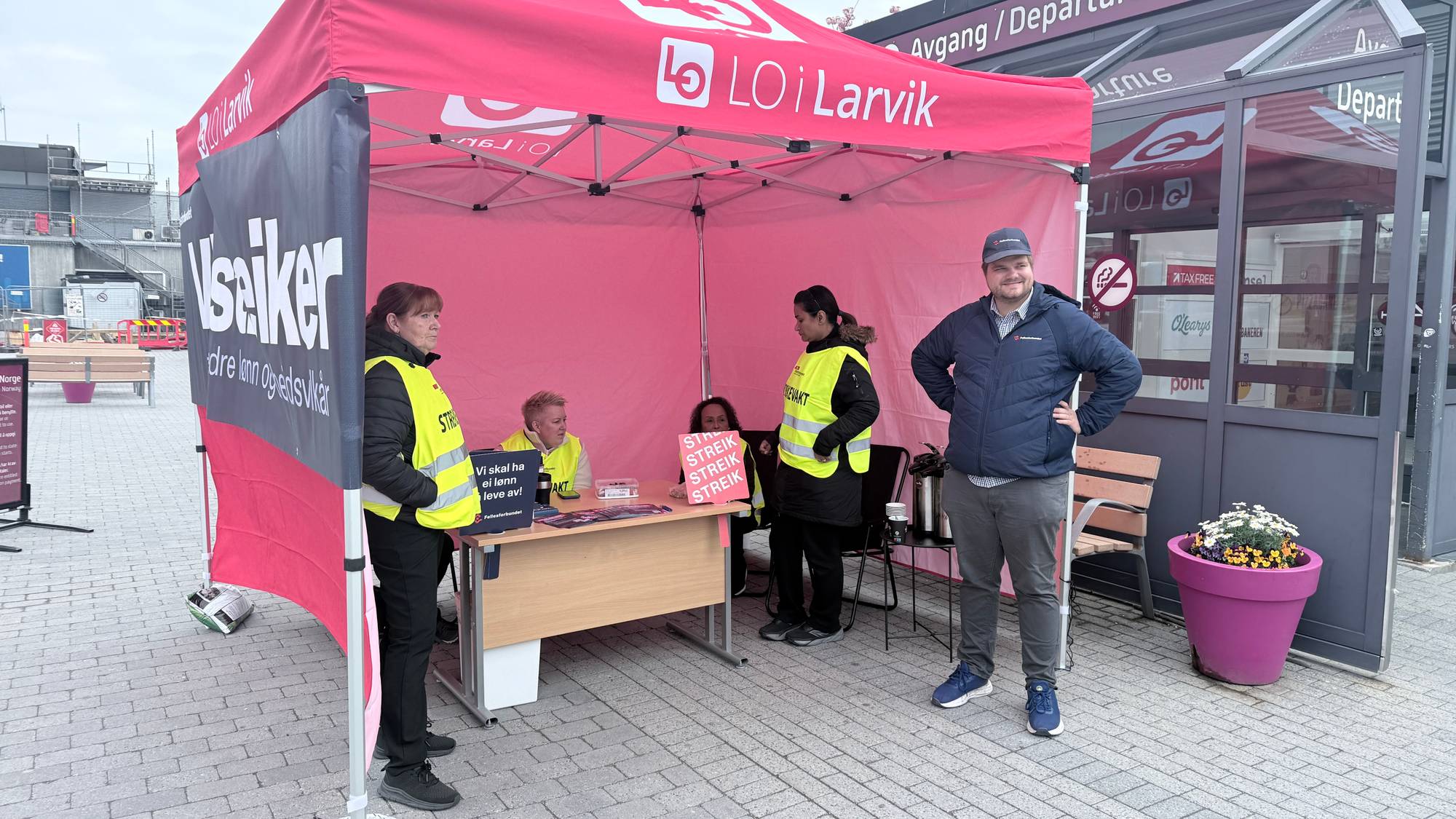 De streikende i Fellesforbundet har satt opp telt utenfor hovedinngangen til Torp Sandefjord lufthavn.