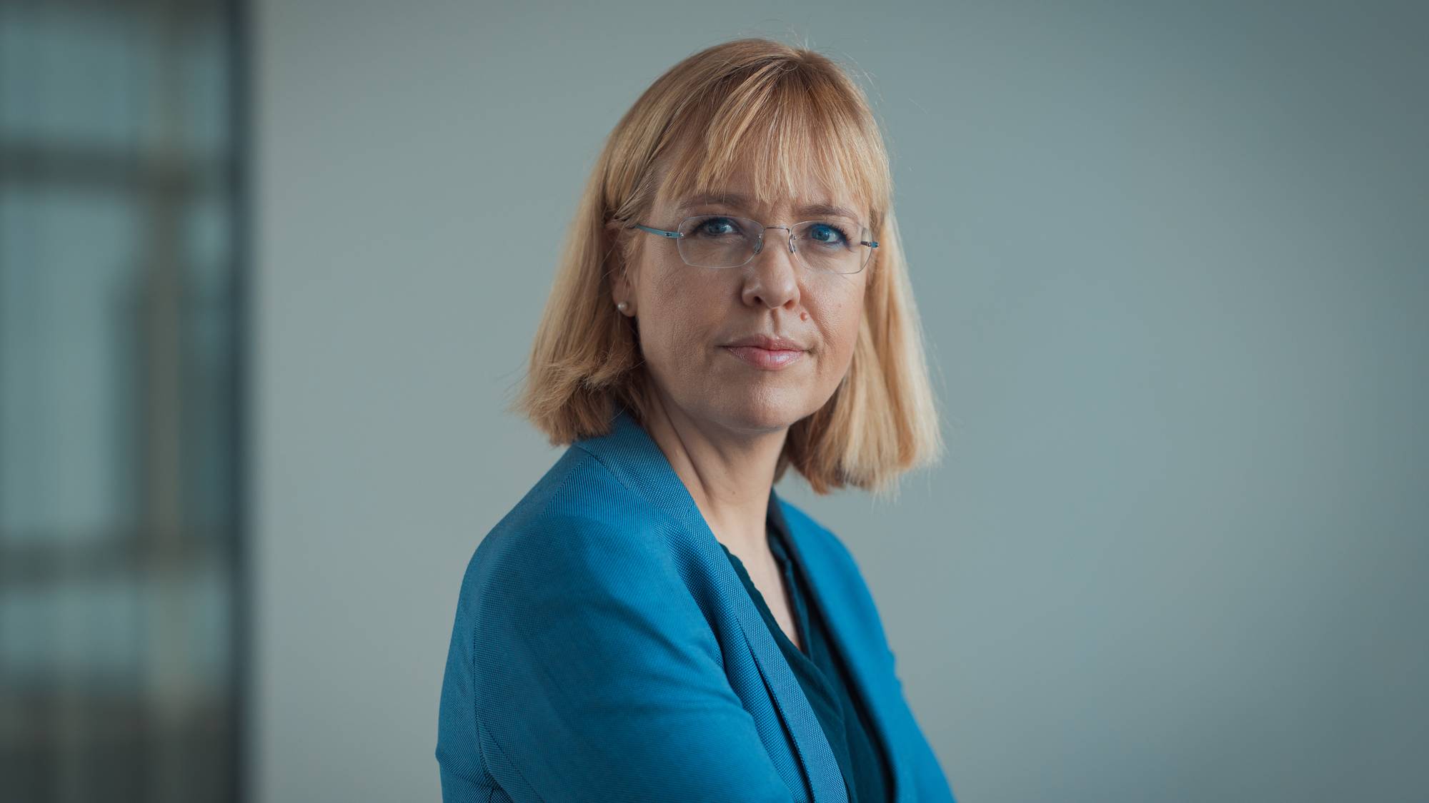 Åse Wetås i Språkrådet. Hun har kort, blondt hår og blå blazer.