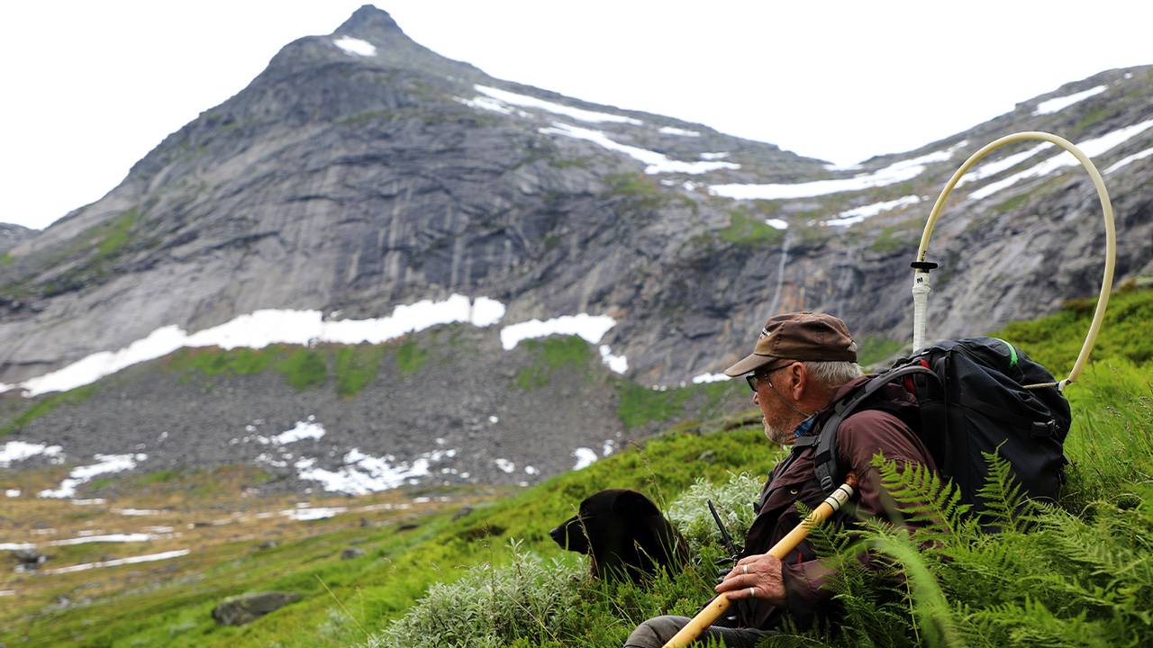 Annfinn Pavall ser utover den rå naturen ved Middagstinden