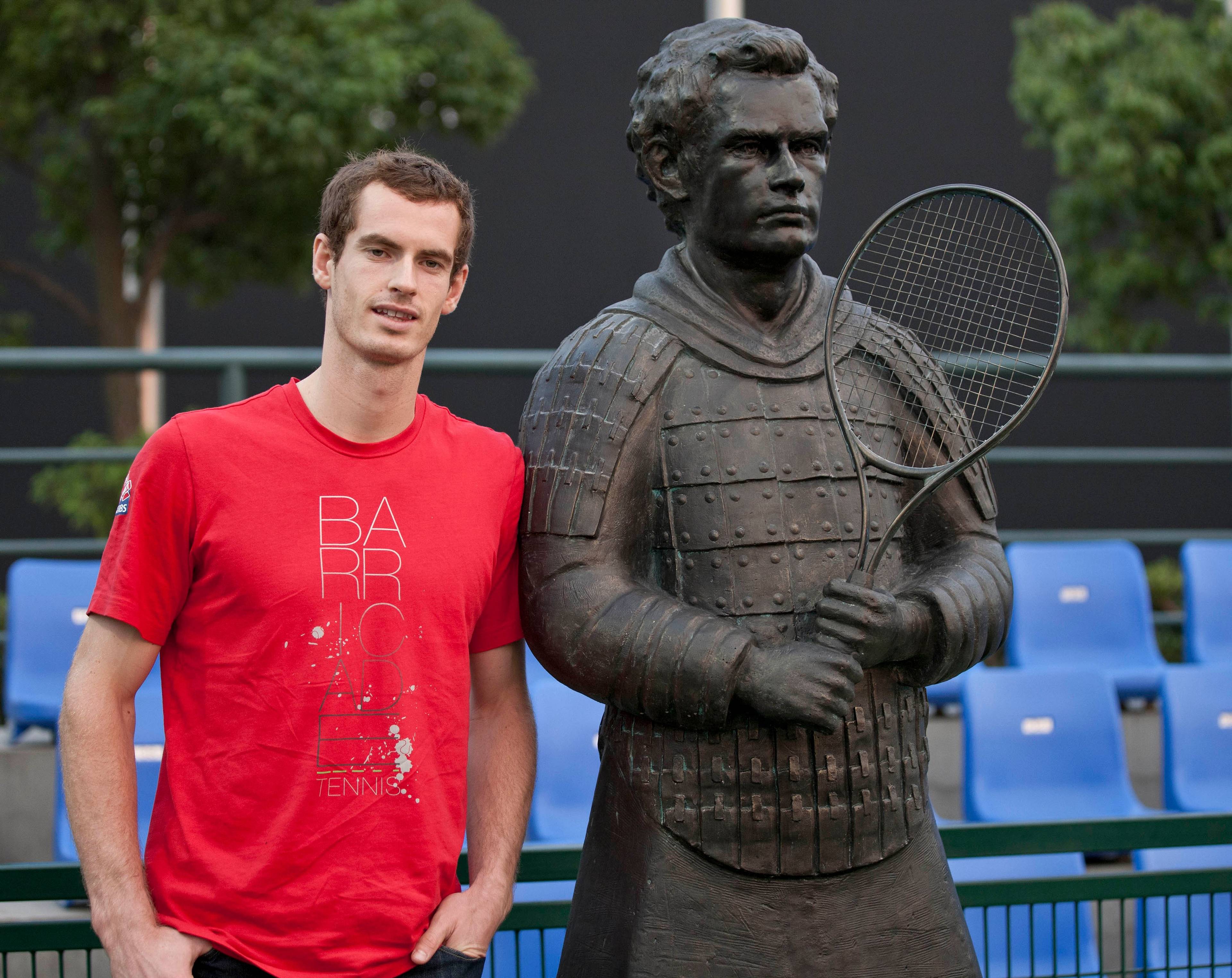 Tennisspilleren Andy Murray ved sidan av ein bronsestatue som holder ein tennisracket. (Bildebeskrivelsen er laget av ein KI-teneste)