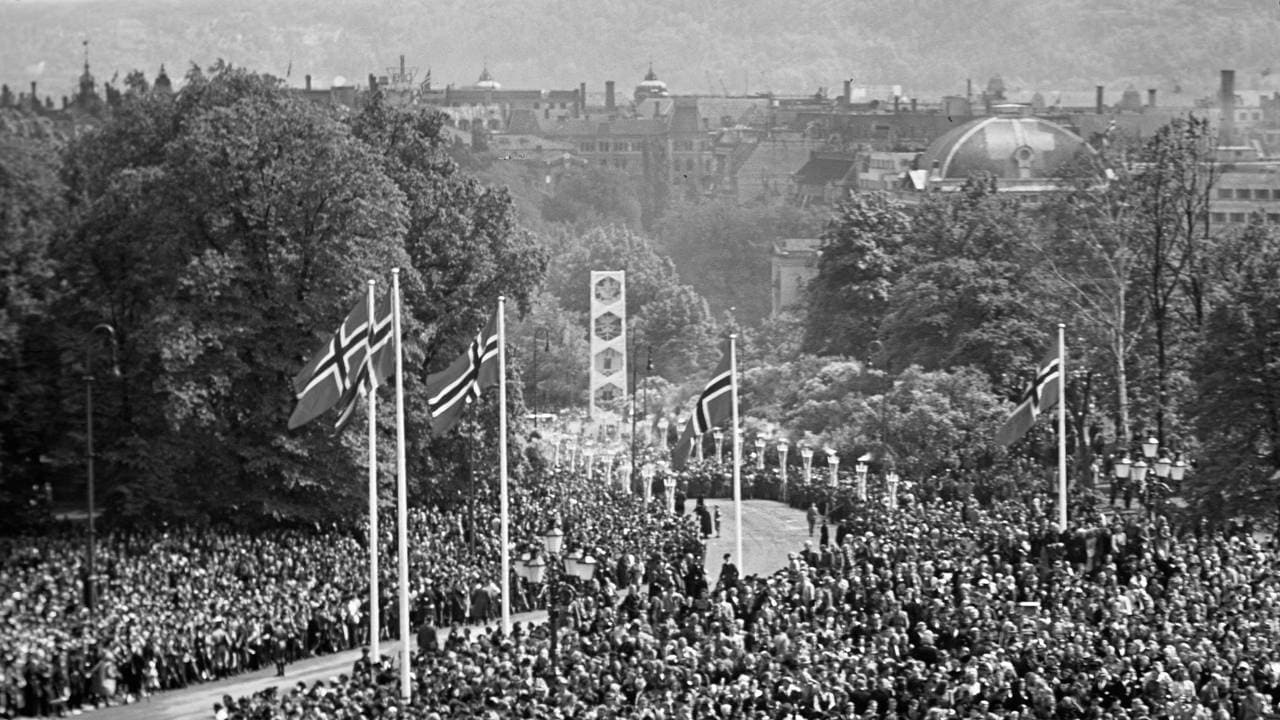 Karl Johan og slottsplassen 7.juni 1945