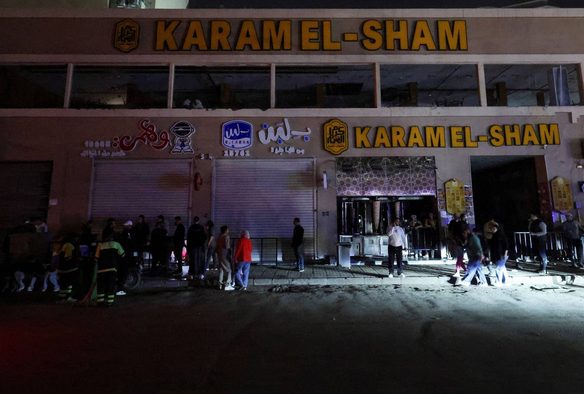 Mennesker i mørket utenfor stengte restauranter i Egypt