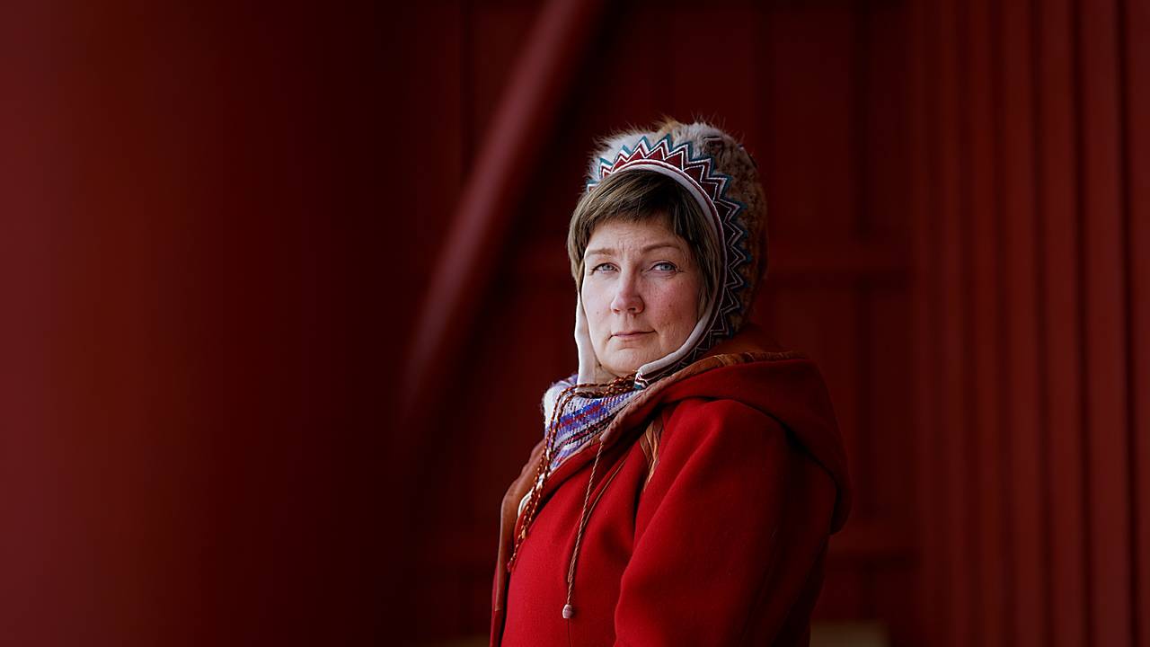 Sametingspresident Aili Keskitalo utenfor Kautokeino Kirke i forbindelse med intervju om Mathias Larsen Hætta som lå i 111 år på Universitetet i Oslo, De Schreinerske samlinger.