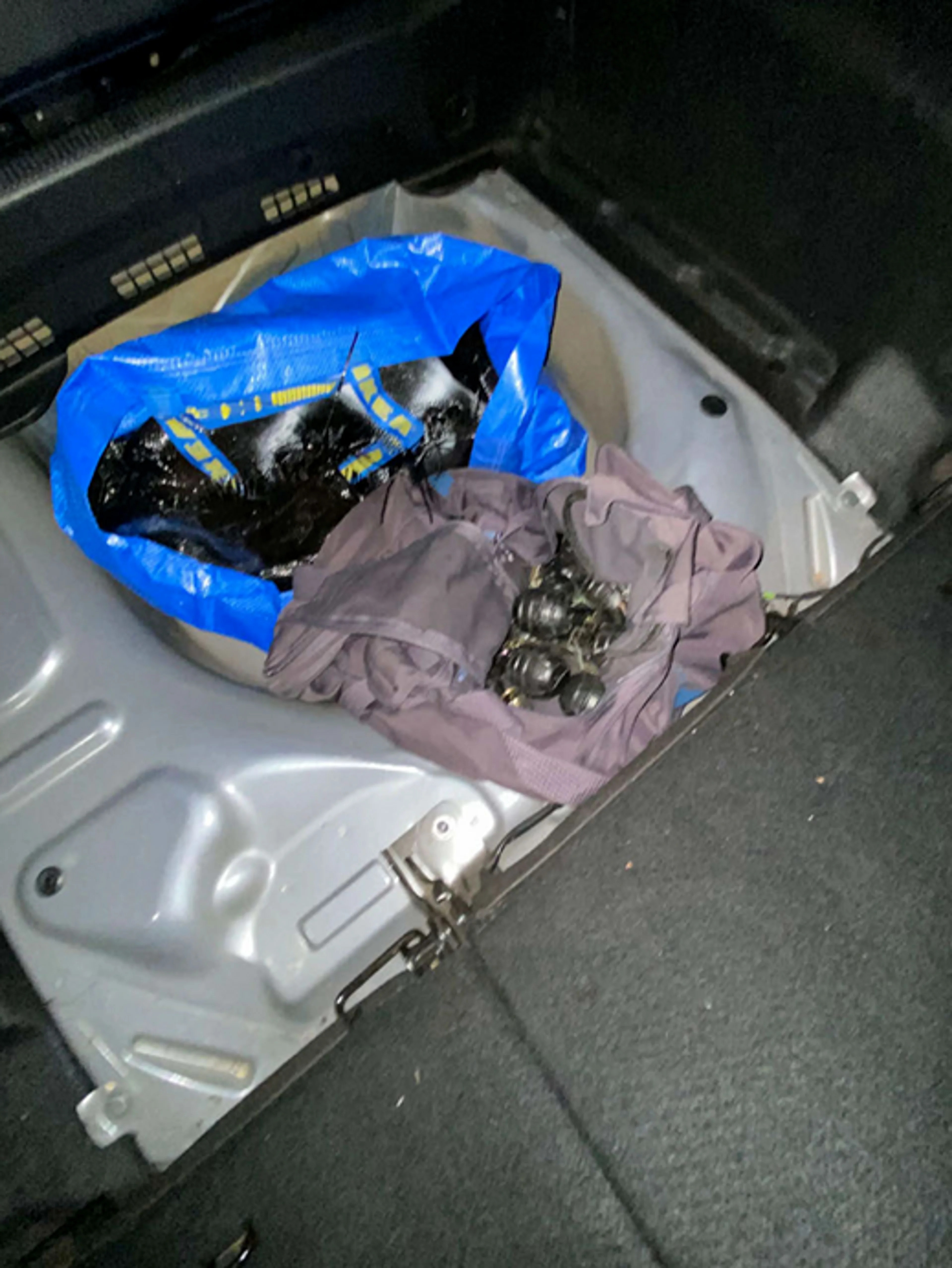 Her lå granatene bak i bilen