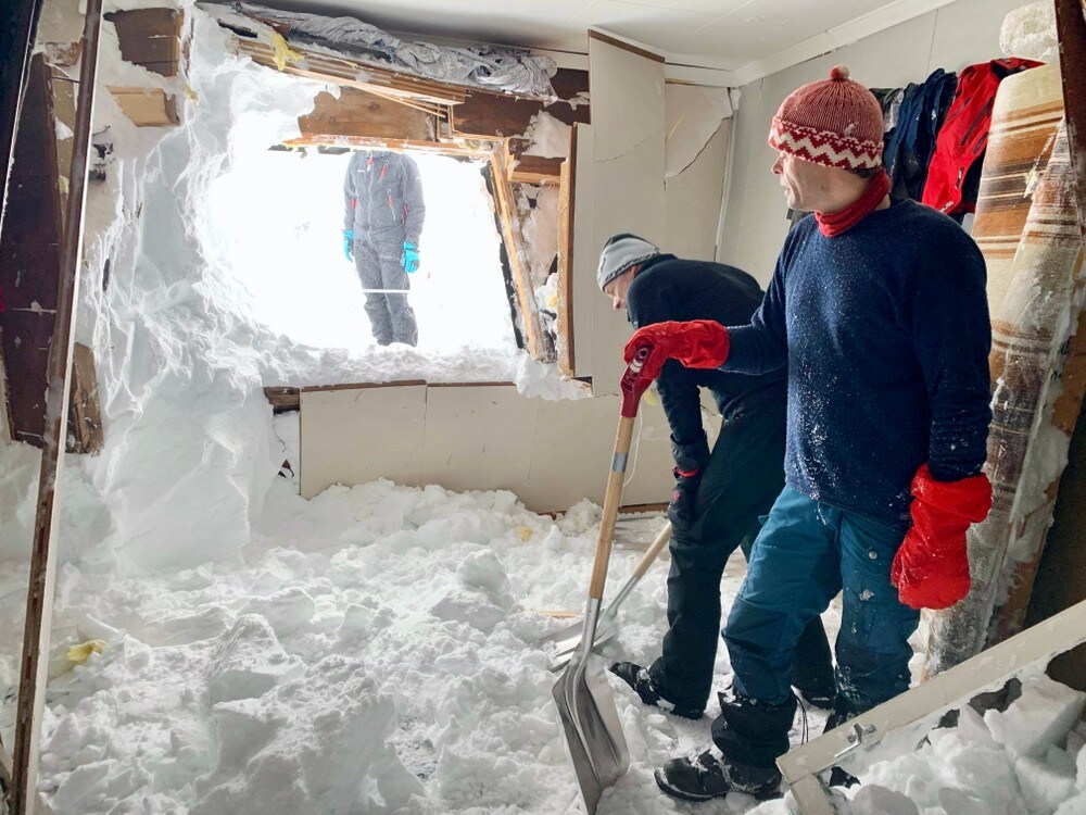 Reiste flere timer for å spa ut seks tonn snø fra fjellstova
