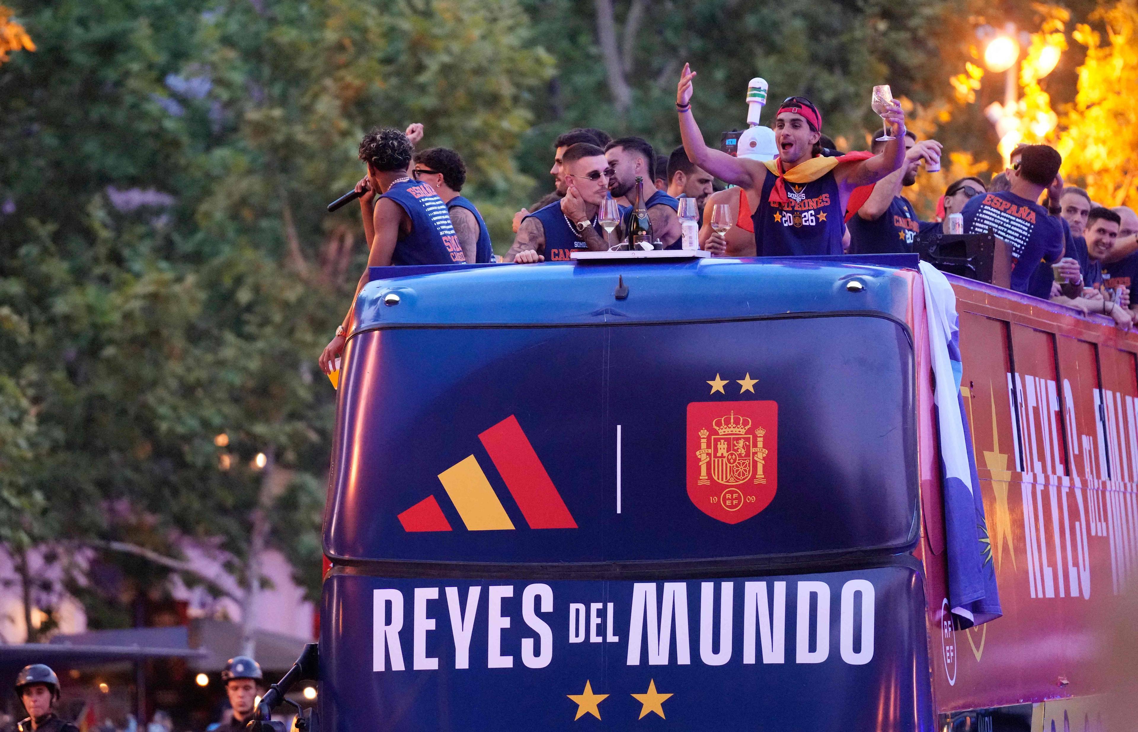 Spanske fotballspillere feirer EM-tittelen på en buss i Madrid. (Bildebeskrivelsen er laget av en KI-tjeneste)
