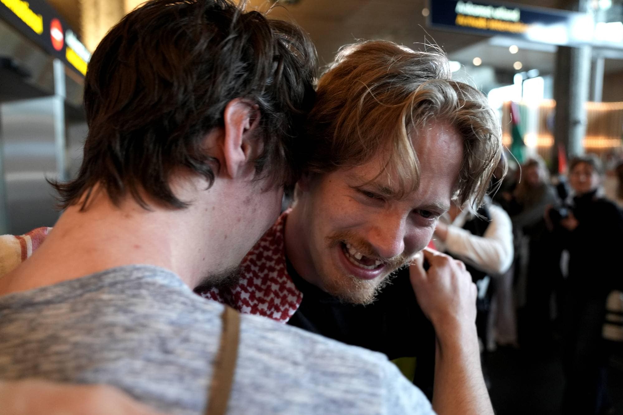 En aktivist får en klem