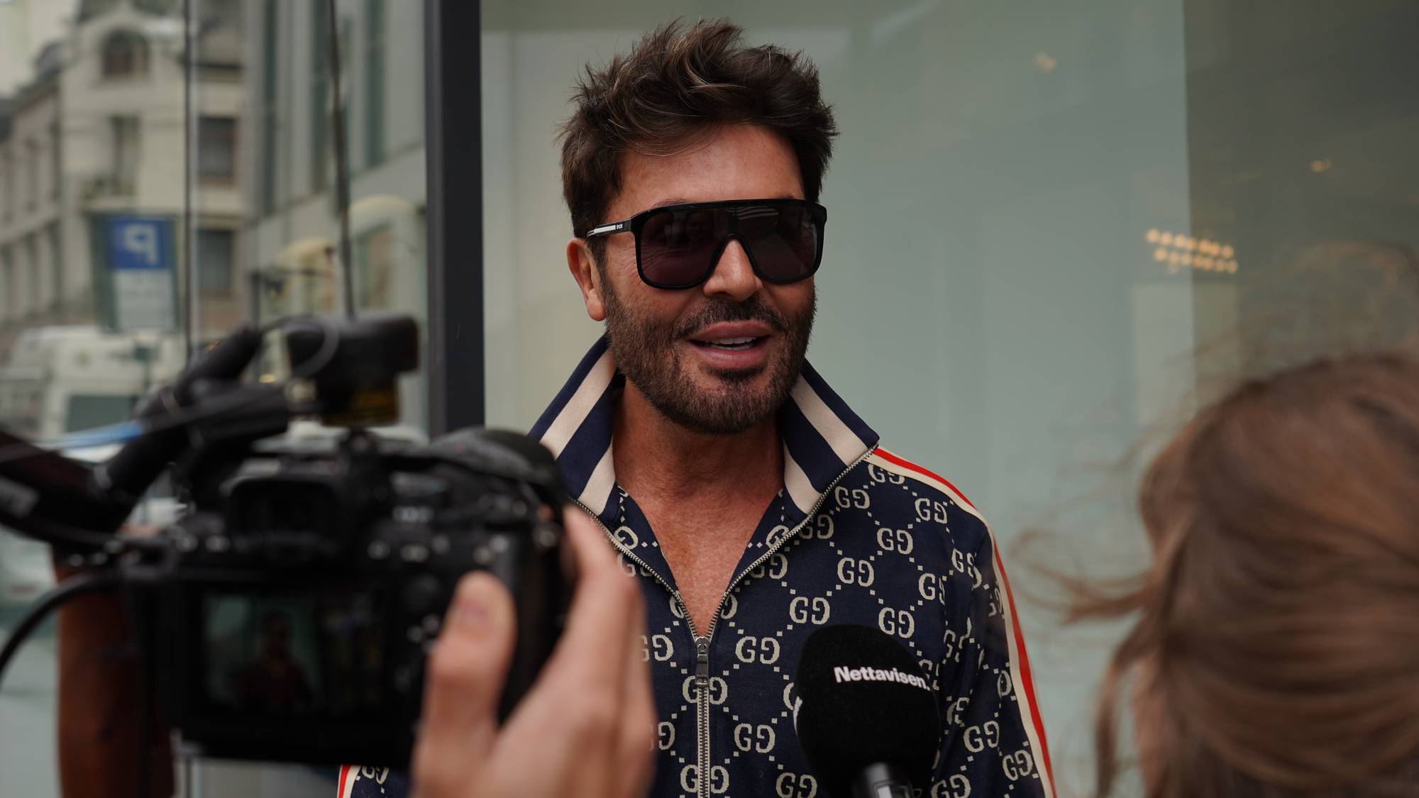 Jan Thomas snakker med pressen utenfor hotellet i Ålesund