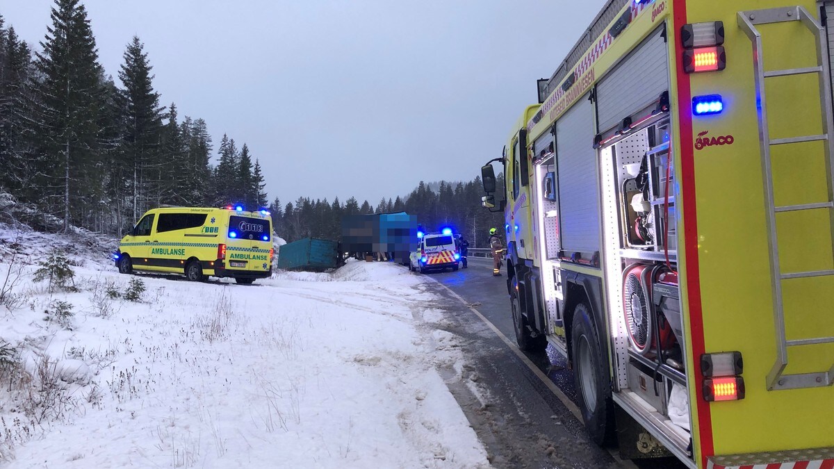 Trafikkulykke i Morgedal – en person er kritisk skadd