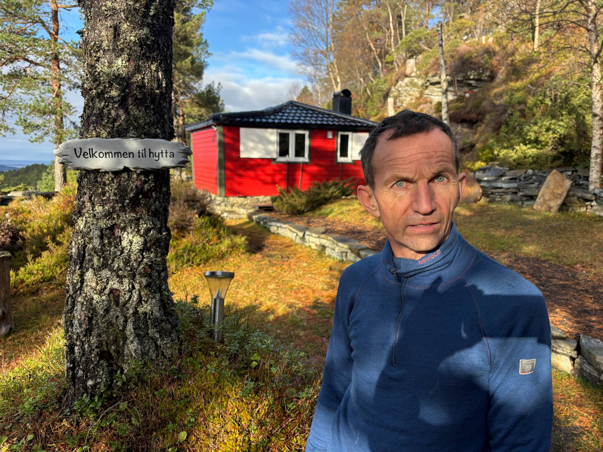 Trond-Petter Kaasbøll foran hytta si på Emblemsfjellet