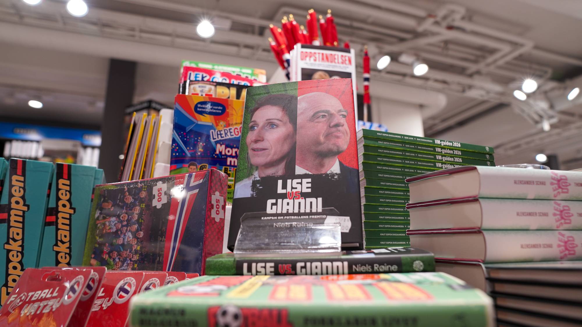 En utstilling av bøker, der hovedfokuset er boken "Lise vs Gianni"