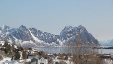 Lillemolla sett fra Svolvær i Lofoten. Her har det gått flere skred i det siste, og ifølge Norges vassdrags- og energidirektorat, kommer skredene sannsynligvis til å fortsette.