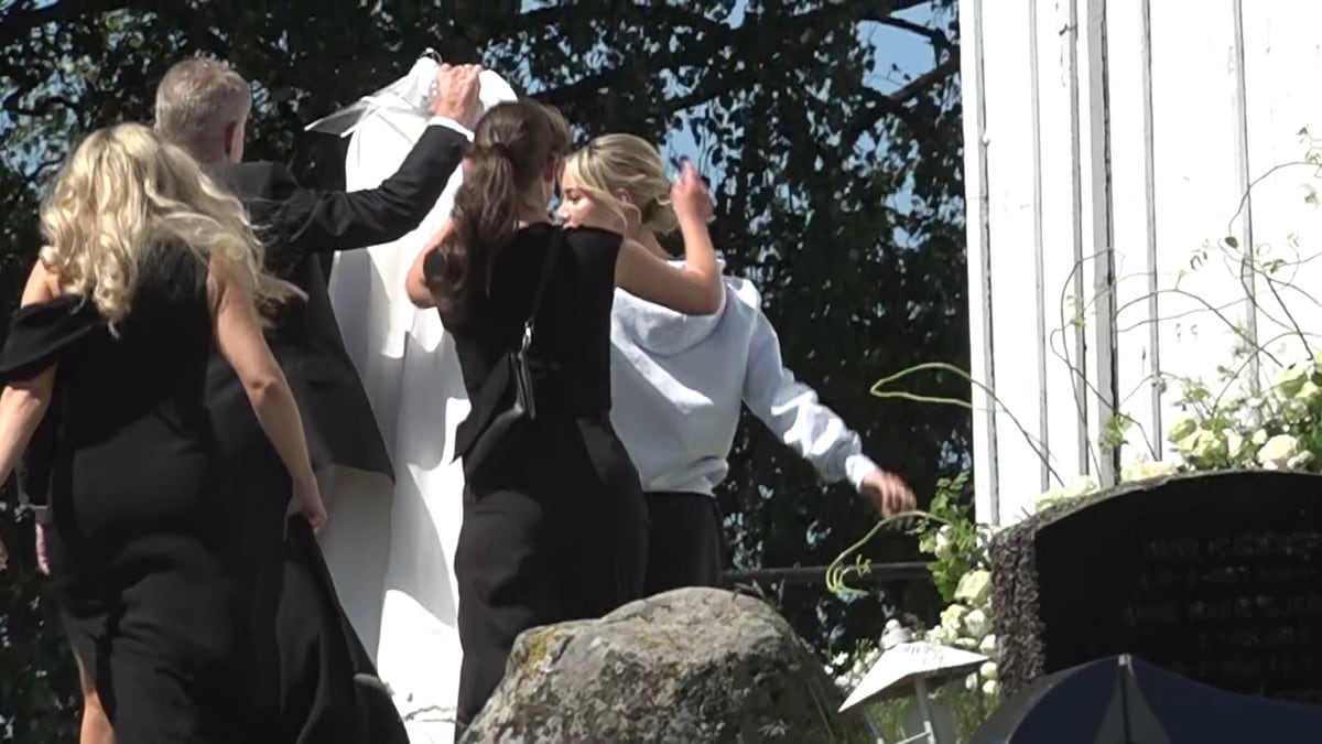 Her ankommer Helene Spilling Ødegaard bryllupet med brudekjolen