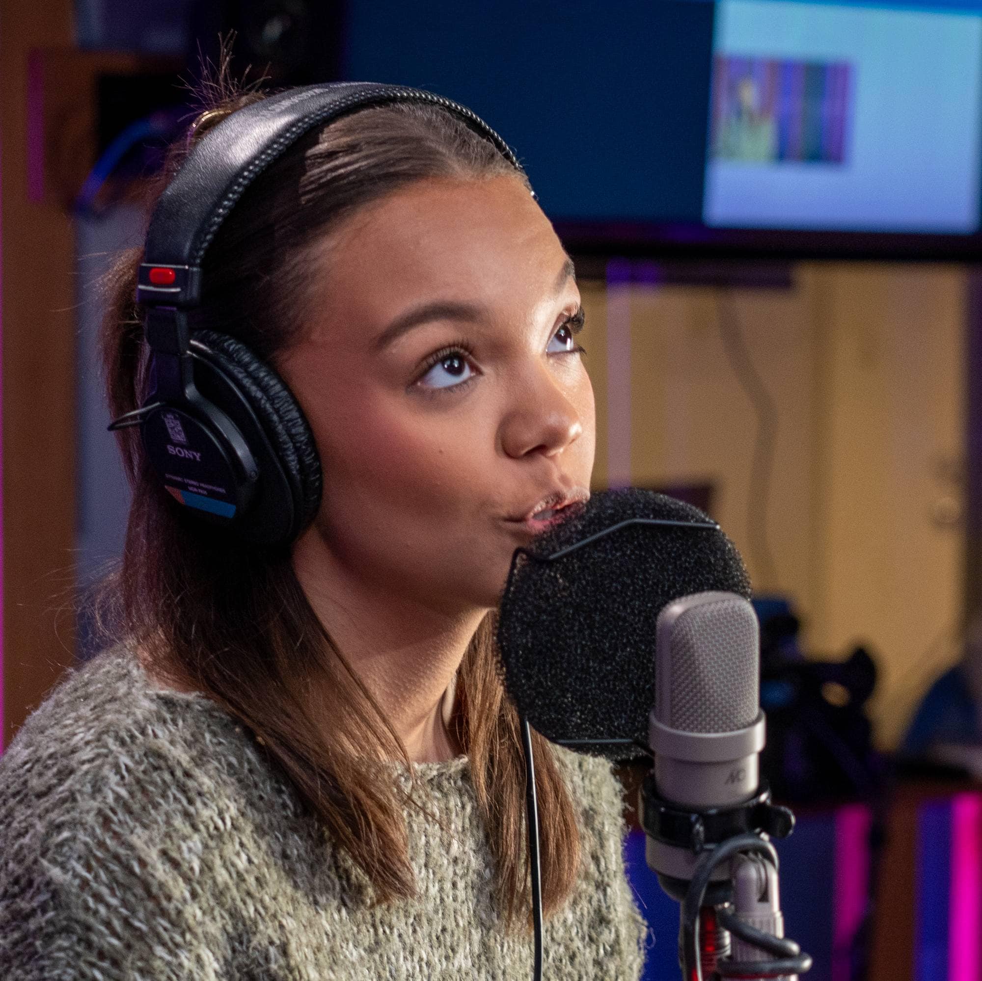 Sade Karlsen i studio og lager Baksnakk