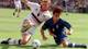 MICHAEL PROBST / AP / NTB et par fotballspillere konkurrerer om en fotball