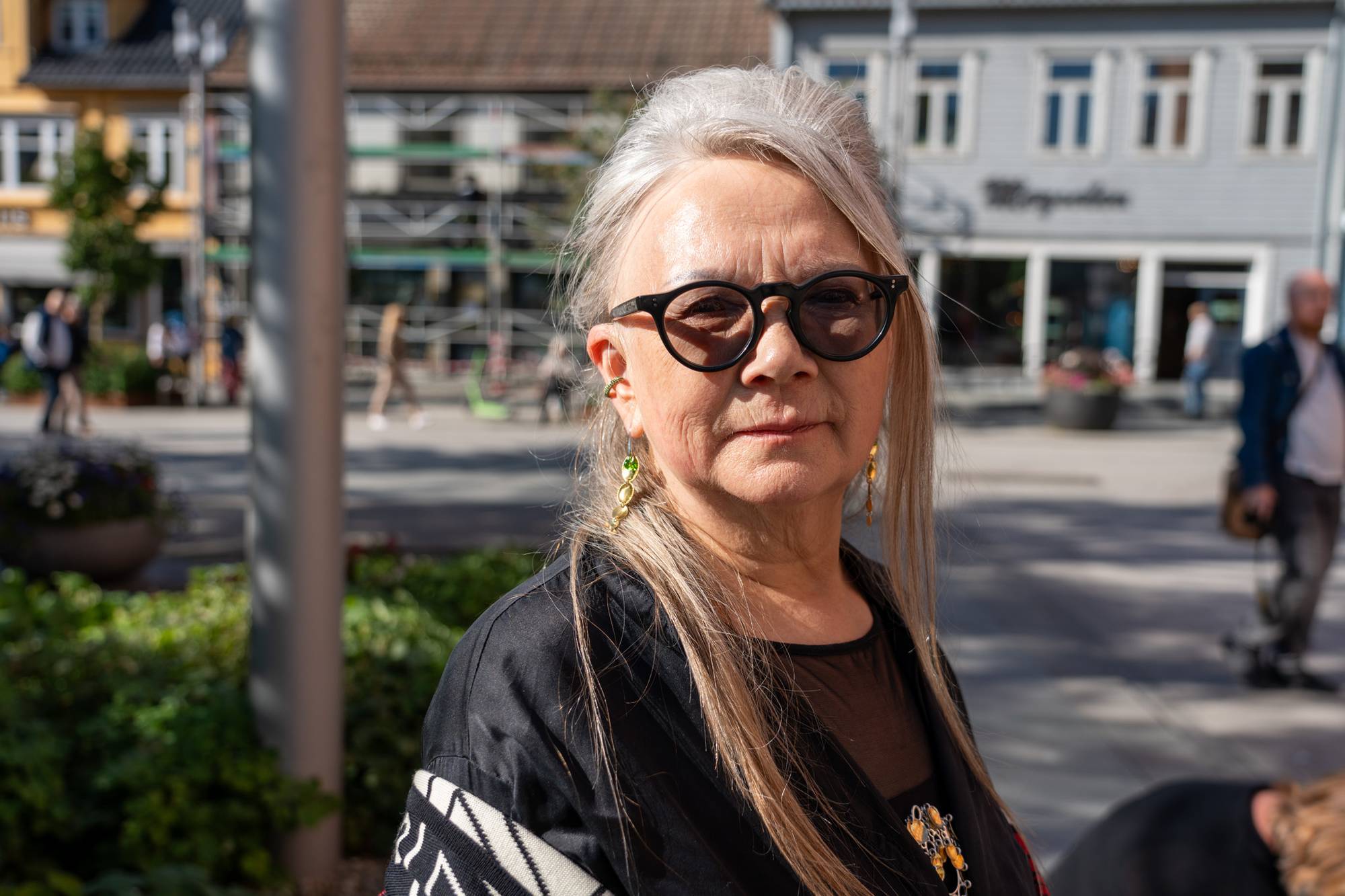 kvinne med solbriller 