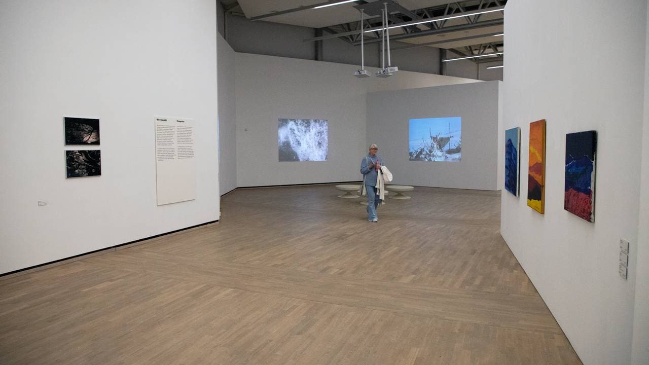 Slik ser Áillohaš-utstillingen ut ved Henie Onstad-museet