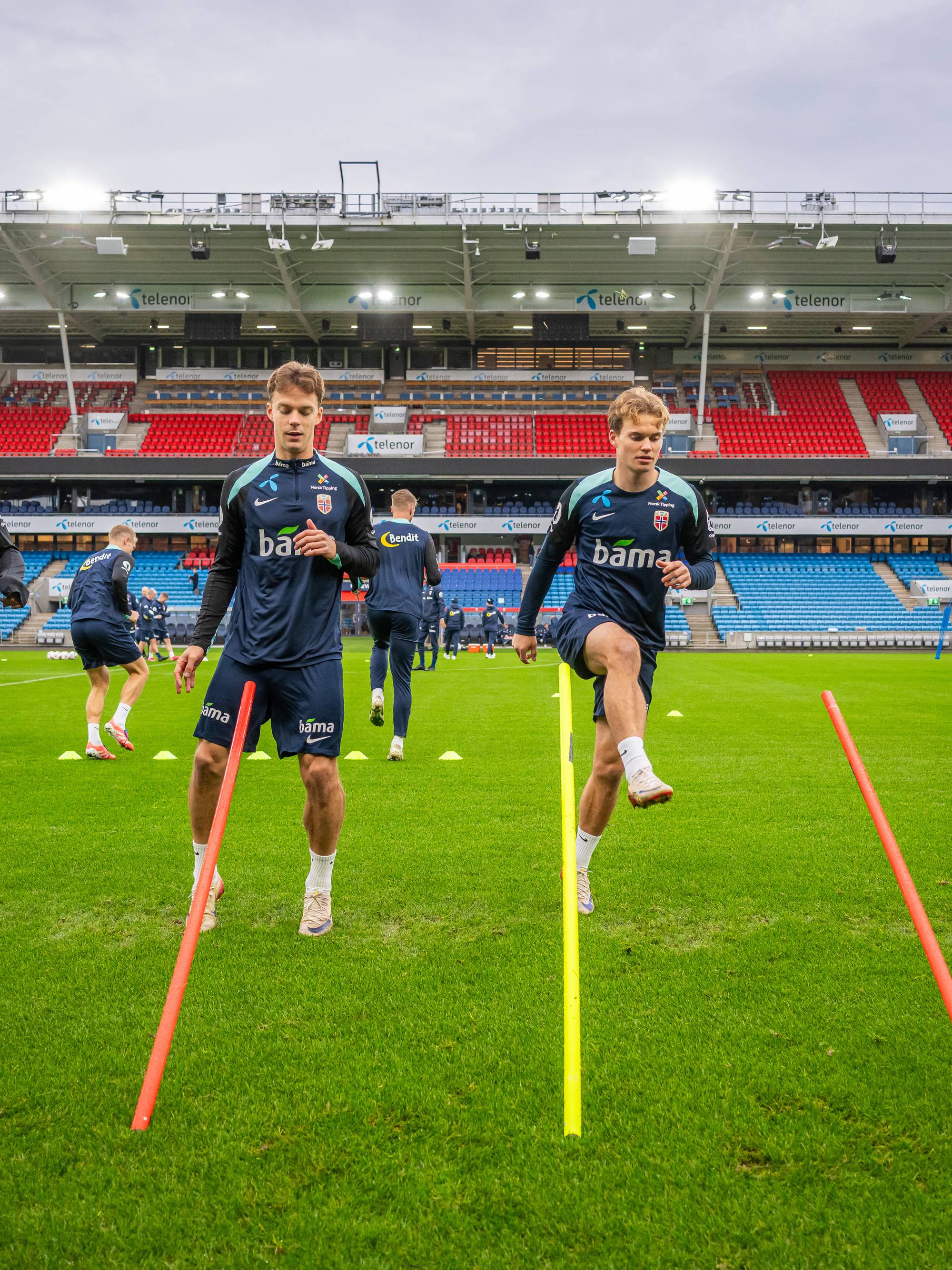 en gruppe fotballspillere som varmer opp