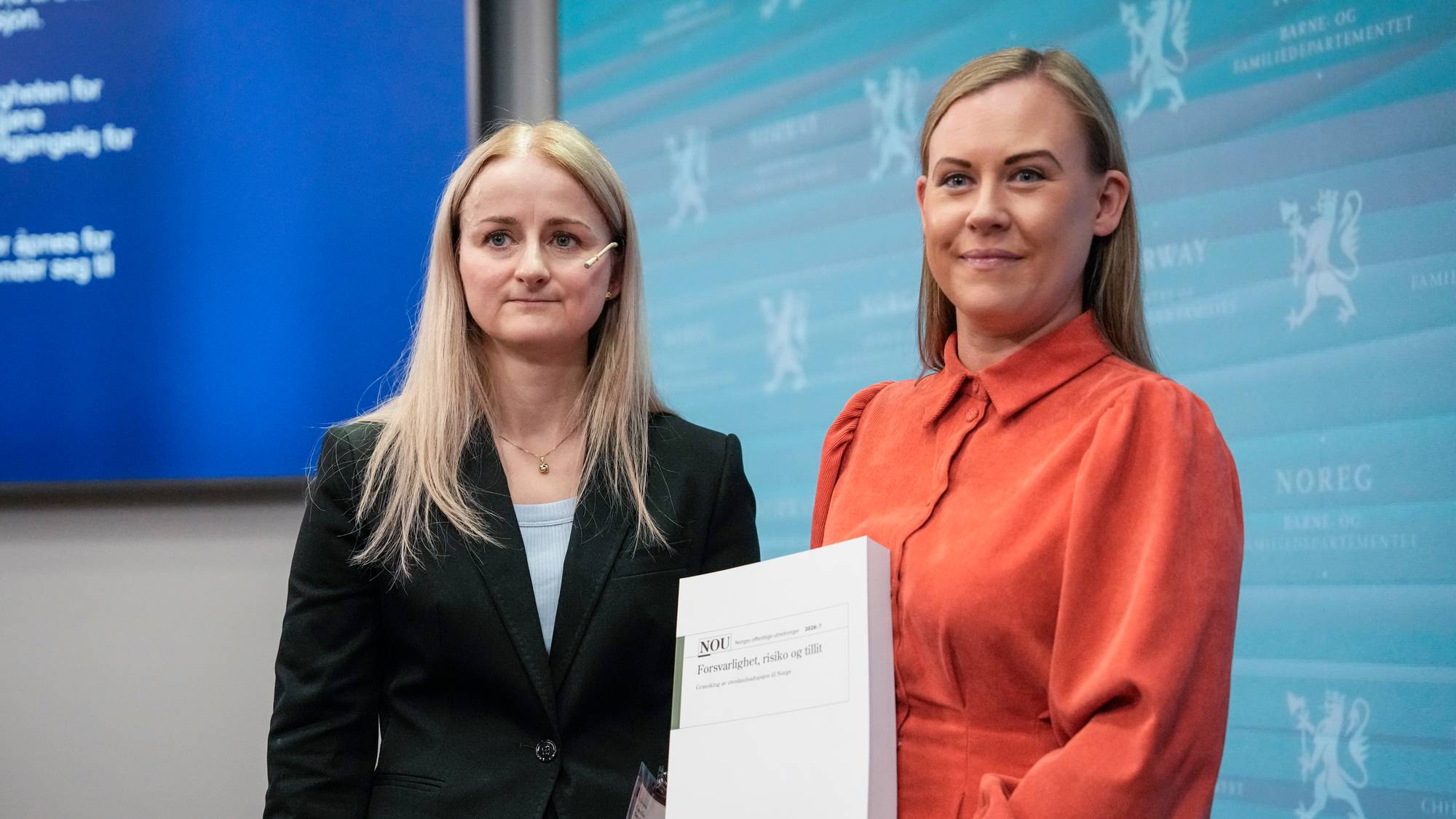 Granskingsutvalget for utenlandsadopsjoner, ledet av utvalgsleder Camilla Bernt (t.v.), overleverer sin endelige NOU til barne- og familieminister Lene Vågslid (Ap)