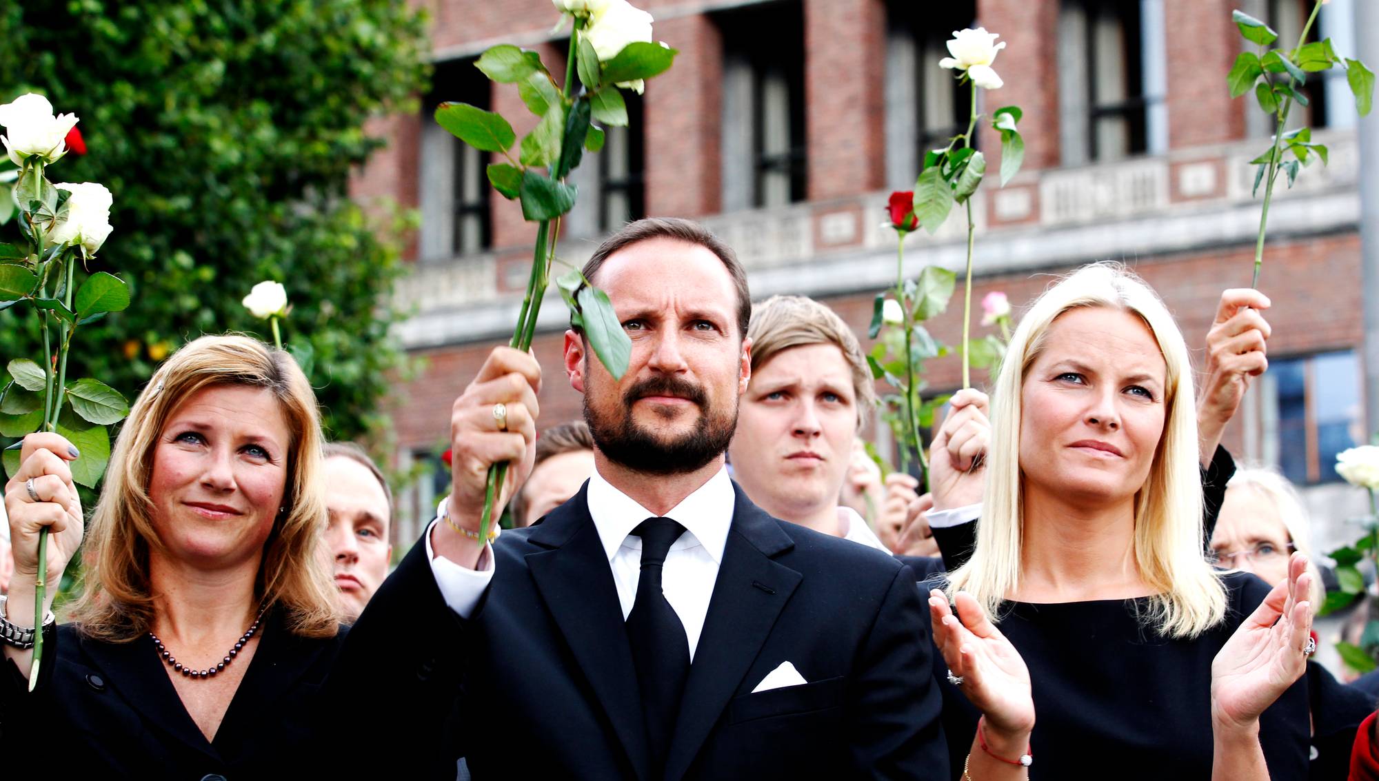 Prinsesse Märtha, kronprins Haakon og kronprinsesse Mette-Marit deltar i rosetoget etter 22. juli