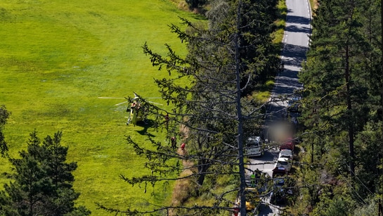 En kritisk skadet etter at rallybil kjørte i fjellvegg