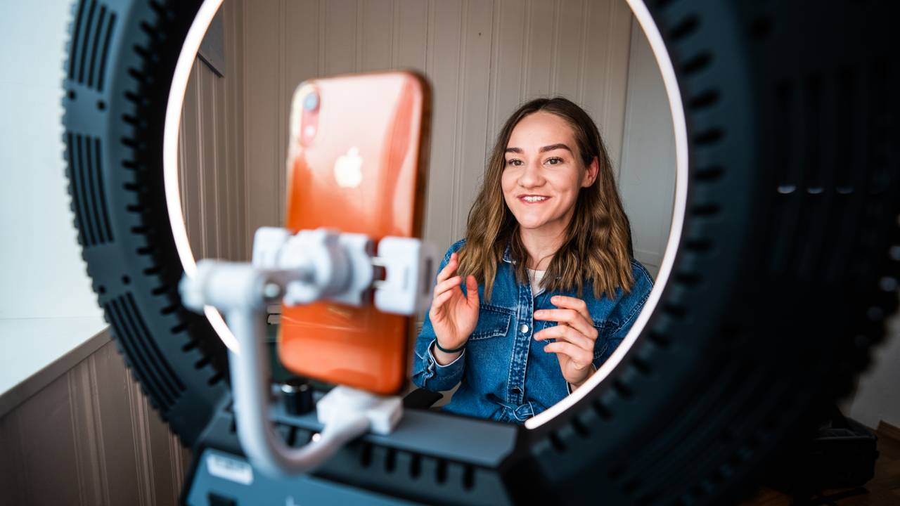 Jonina (Nina) Reynyssdottir lærer unge om økonomi på Tik Tok.