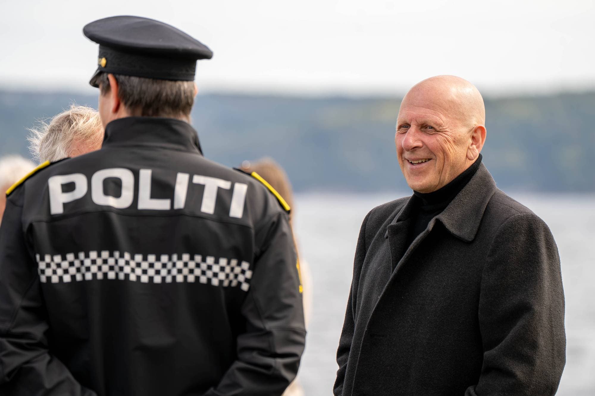 Utenfor havet utenfor Hellviktangen, Nesodden, har NTNU og politiet en båt klar for å heise opp levningene fra motstandsmennene som ble dumpet i sjøen av nazistene under 2. verdenskrig. På brygga på land holder politiet og de som har jobbet for å få dette gjort en pressekonferanse. 