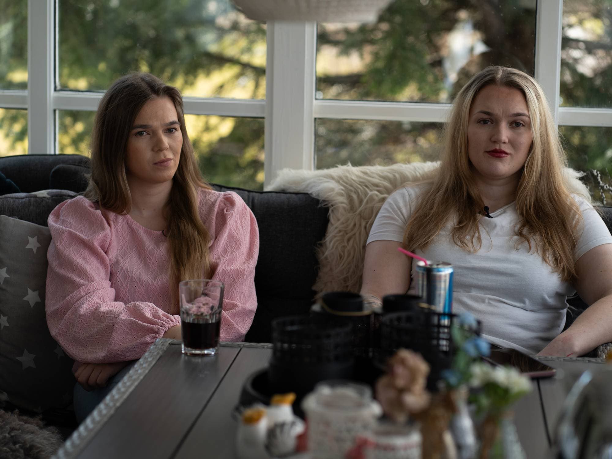 Elise og Sara i sofaen