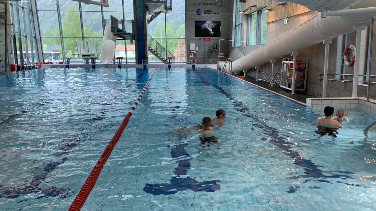 Hele Norge svømmer: Solvorn oppvekstsenter har svømmeopplæring i basseng
