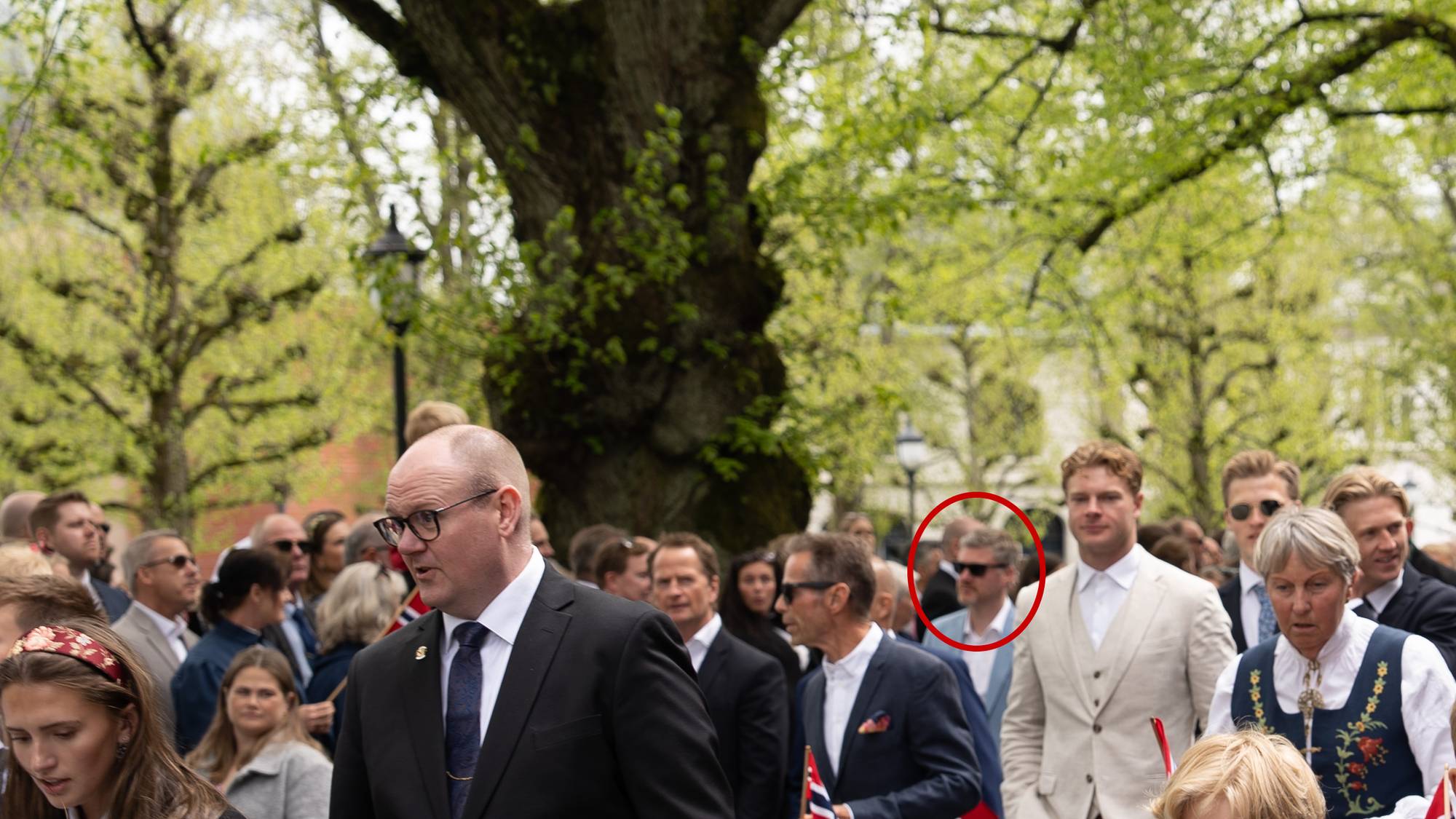 En rød ring rundt Andreas Hagen i 17. mai-toget med Fredrikstad Fotballklubb.