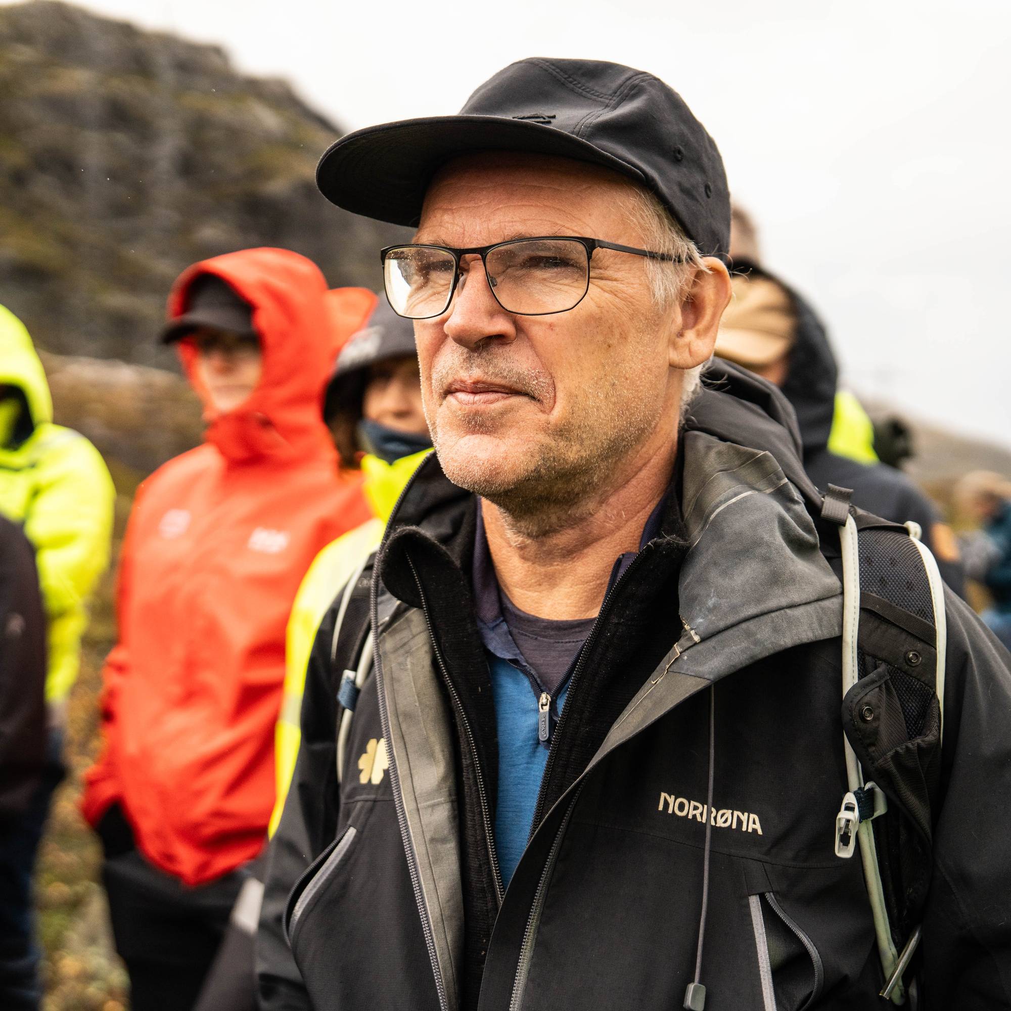 en mann med hatt og briller