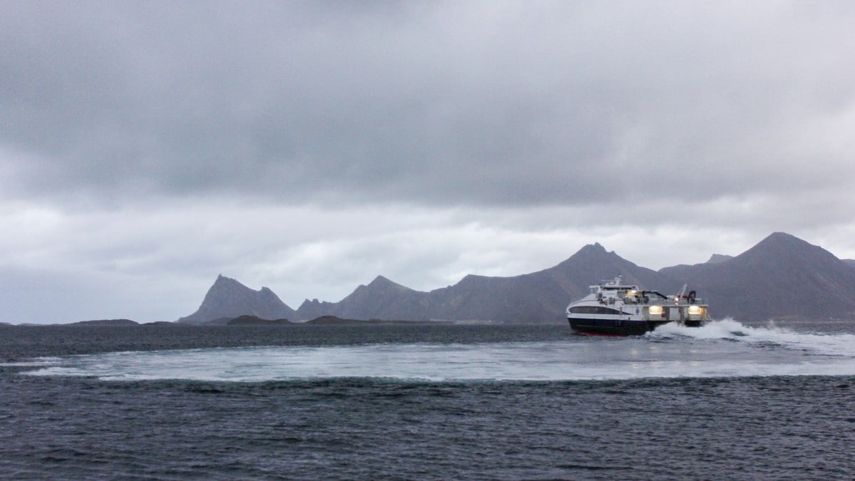 Vind og høye bølger stanser båttrafikk i Nordland