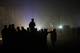 EYAD BABA / AFP / NTB silhuetter av en gruppe mennesker som står foran en lyskilde