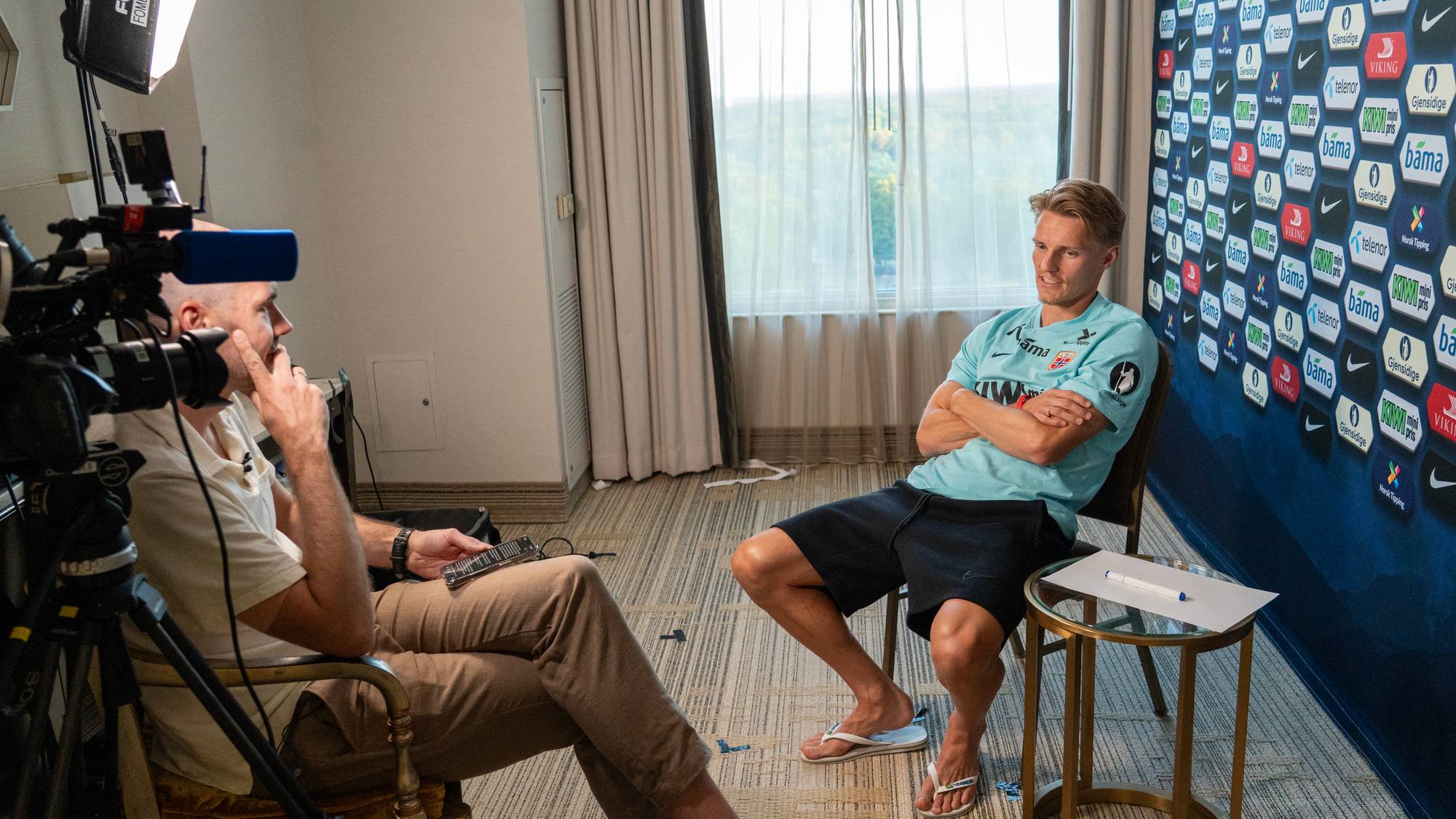 Norsk fotballspiller på et hotellrom blir intervjuet