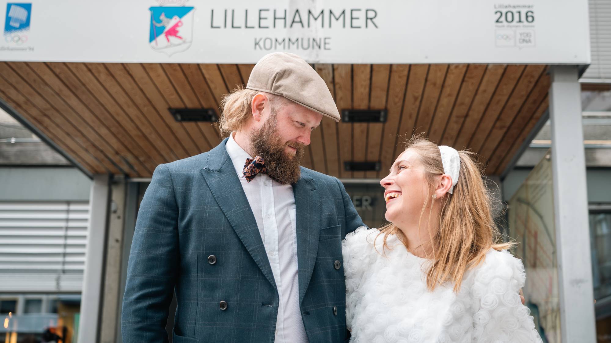 brudepar ser på hverandre