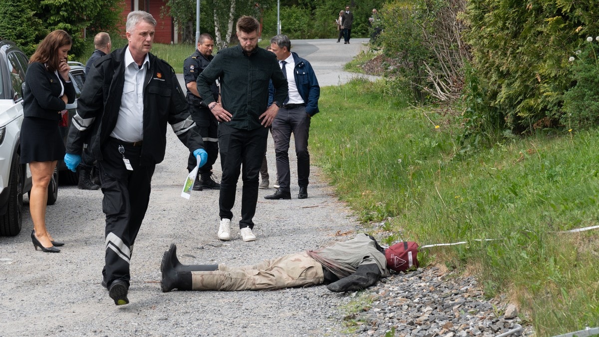 Drapstiltalt br&oslash;t sammen i retten: Forlot salen da morens n&oslash;dsamtale ble spilt av