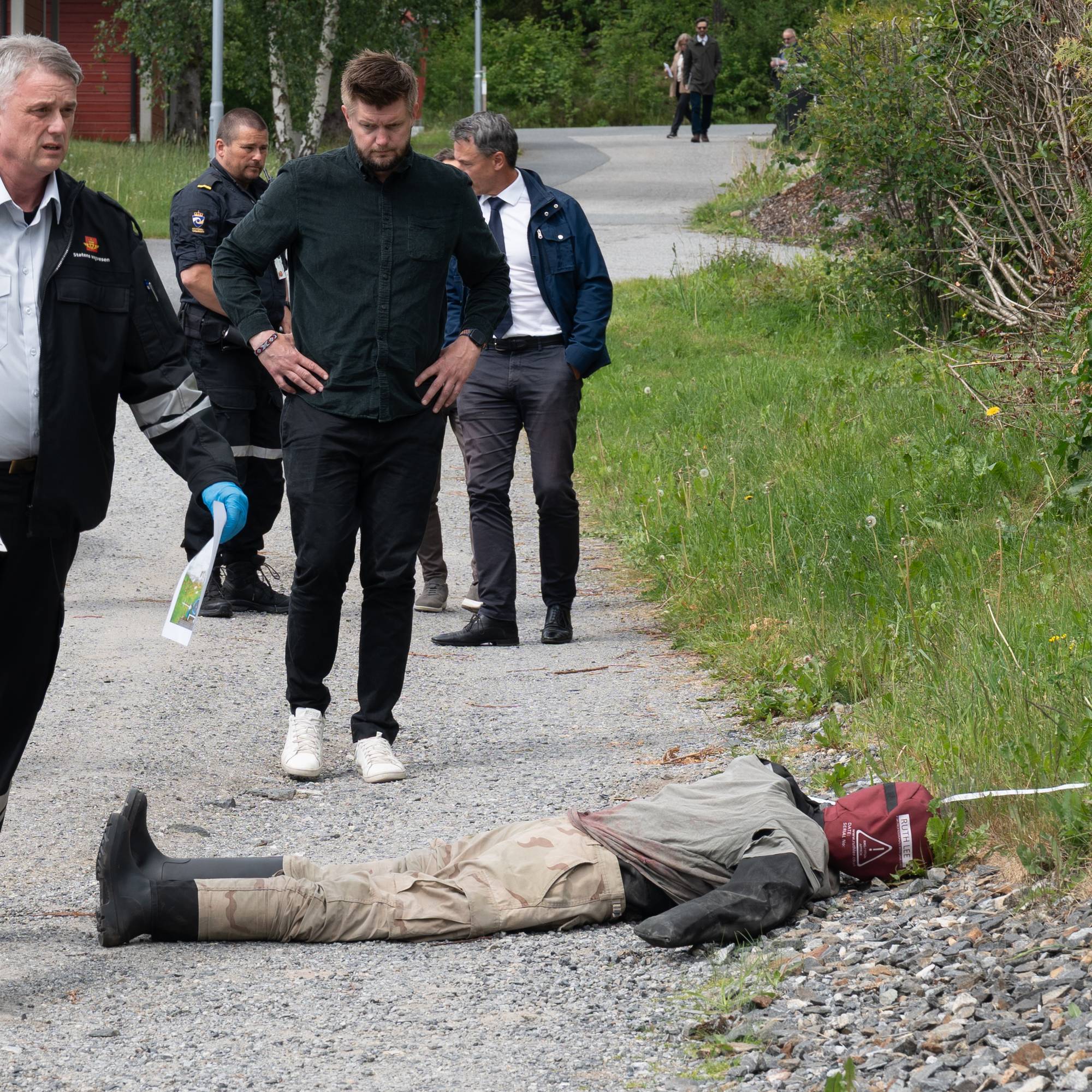 Diverse detaljer og personer fra befaring på åsted for påkjørsel med dødelig utfall, i sammenheng med drapssak i Follo og Nordre Østfold tingrett.