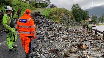 Vurderer situasjonen i Olden måndag morgon