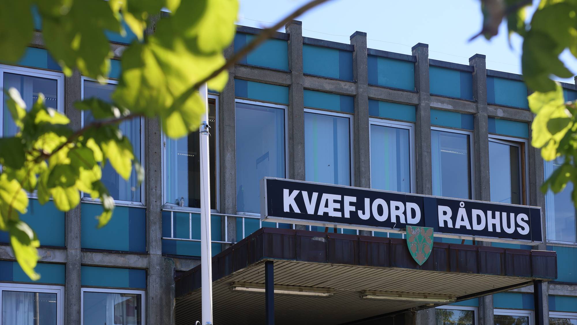 Et bilde av fasaden til Kvæfjord rådhus.